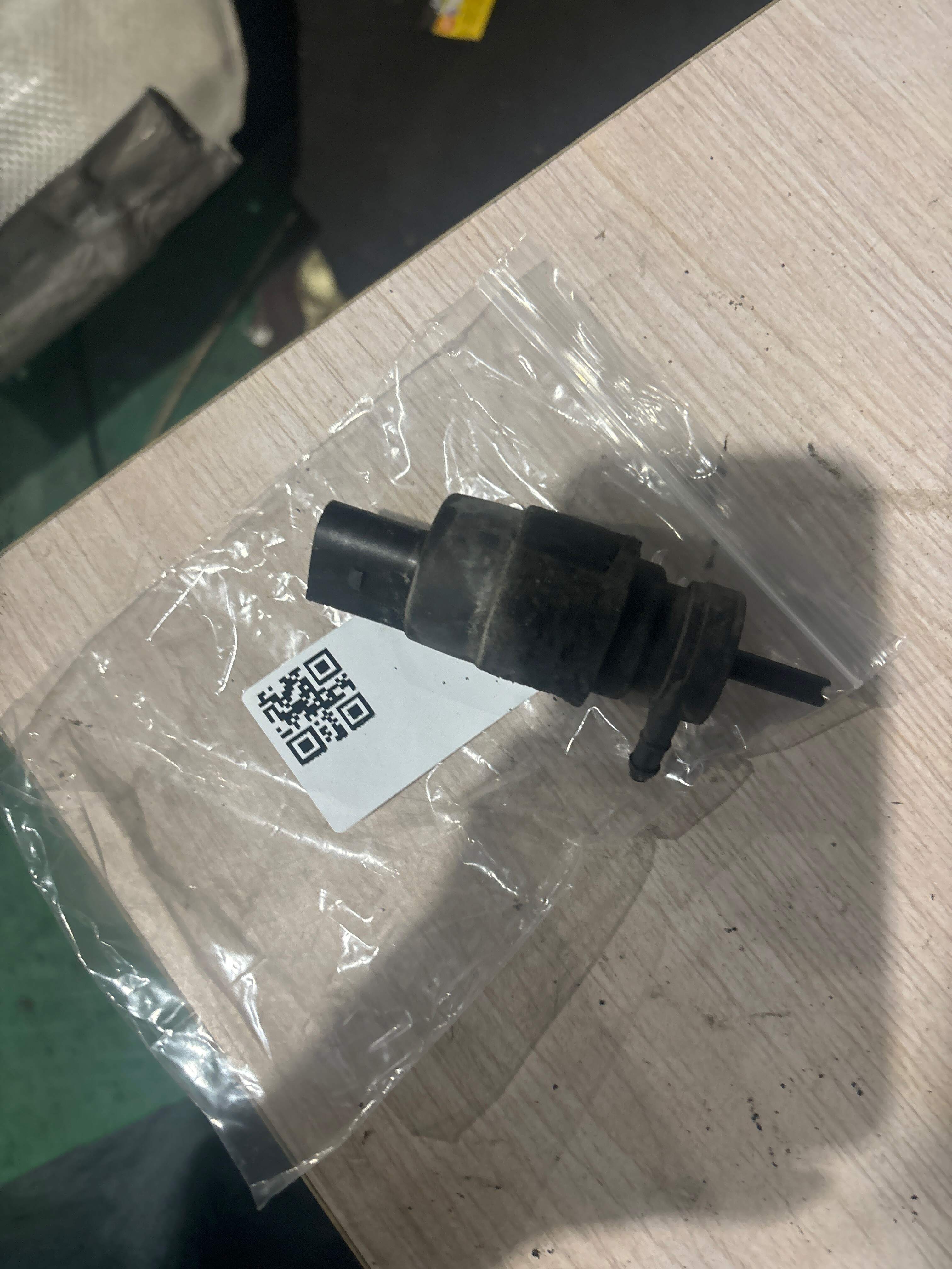 1J5955651 前风挡雨刮清洗器泵