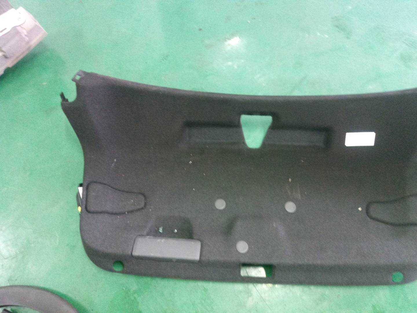 4KG867975ACA9 尾盖内饰板