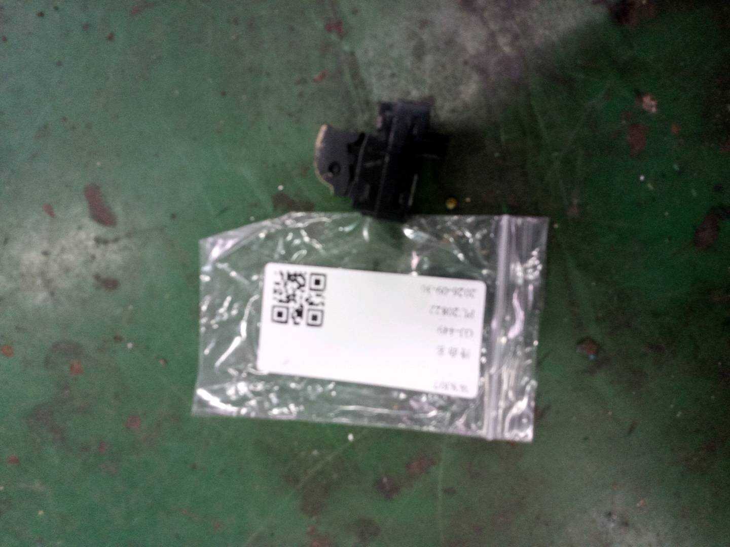 61319318704 尾盖开启开关(车内)