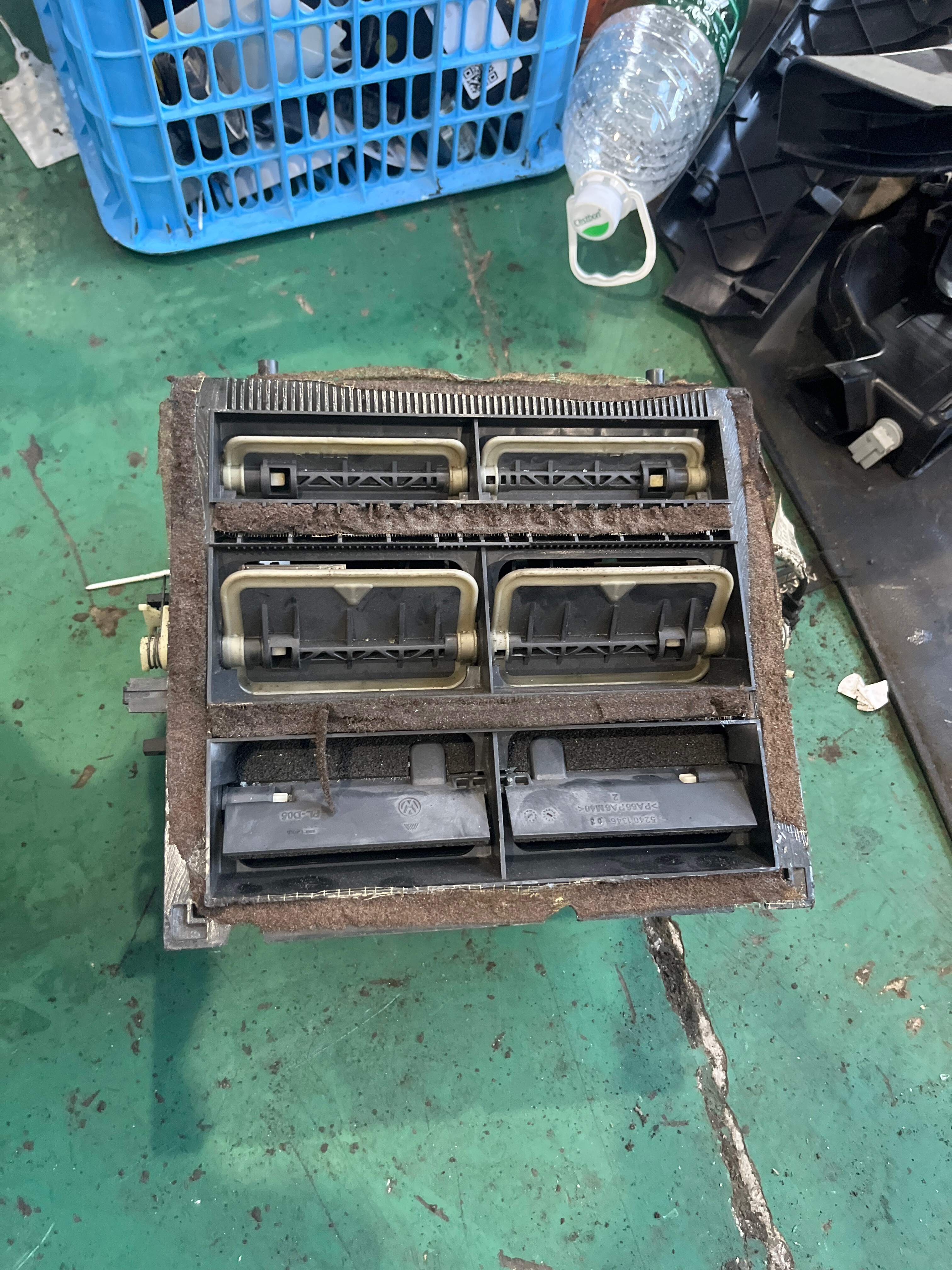 7L0819351K 空气分配器壳体 用于带电子调节的空调系统的车 用于带第二个汽化器的车型