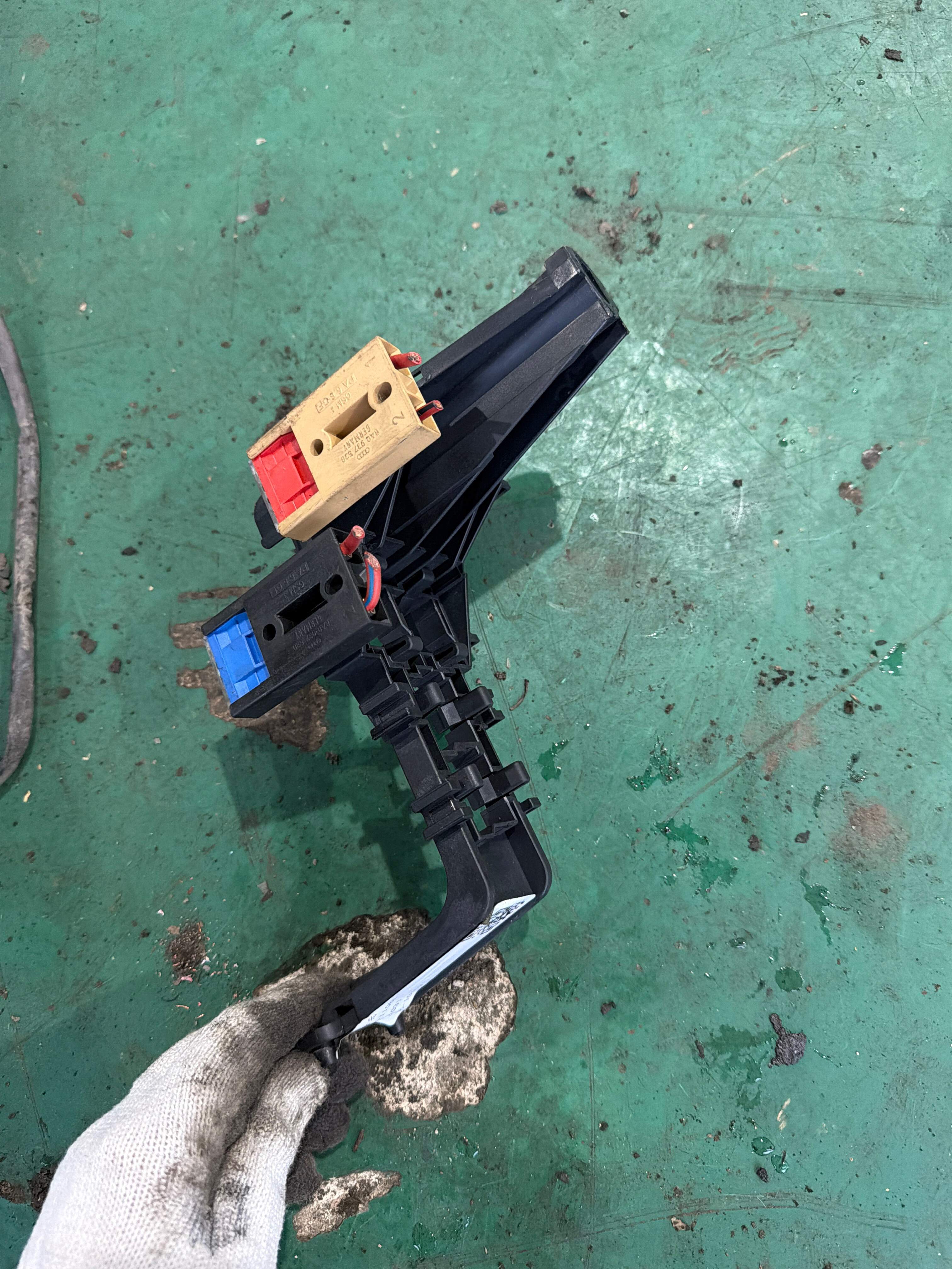 8E0937503 继电器座
