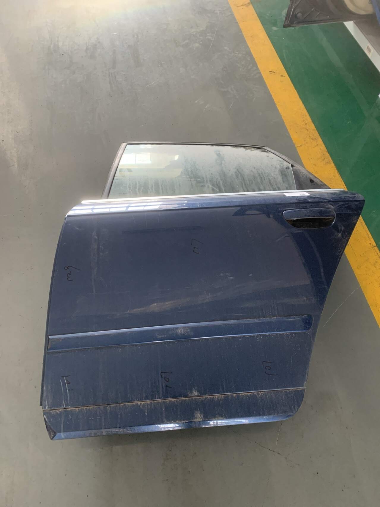 8E0833051J 后门壳（左）