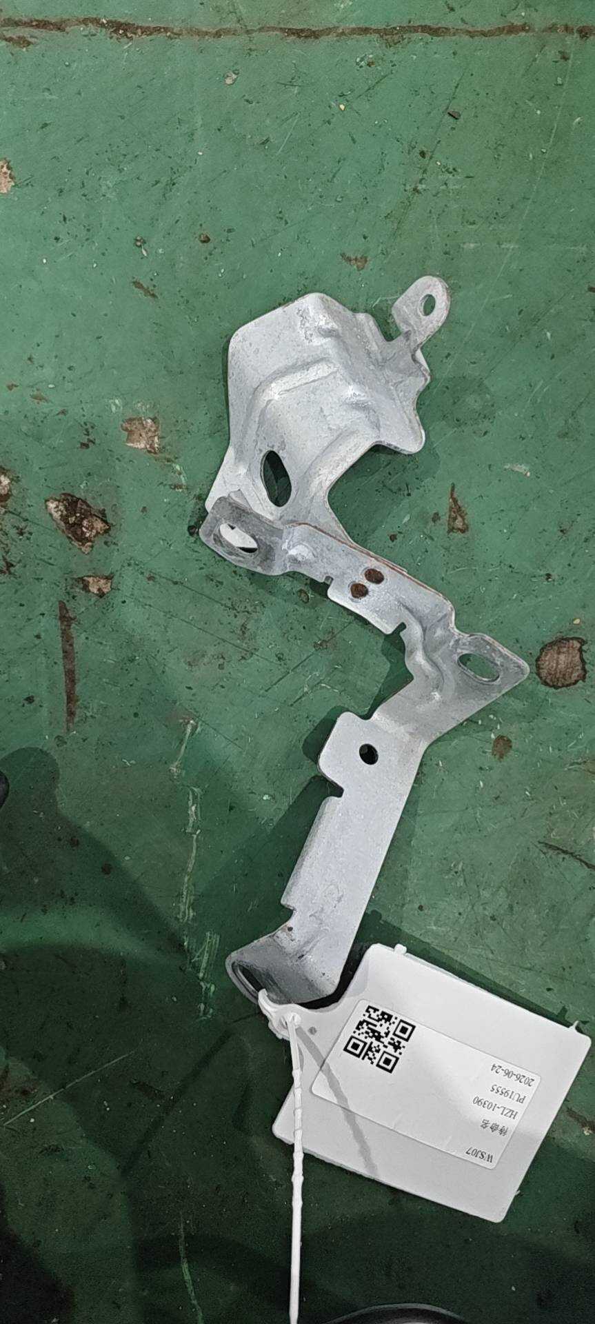 51476953409 Bracket Left