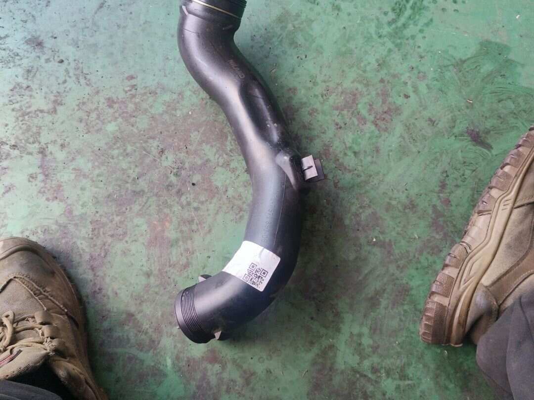 13717571350 增压中冷器出气管