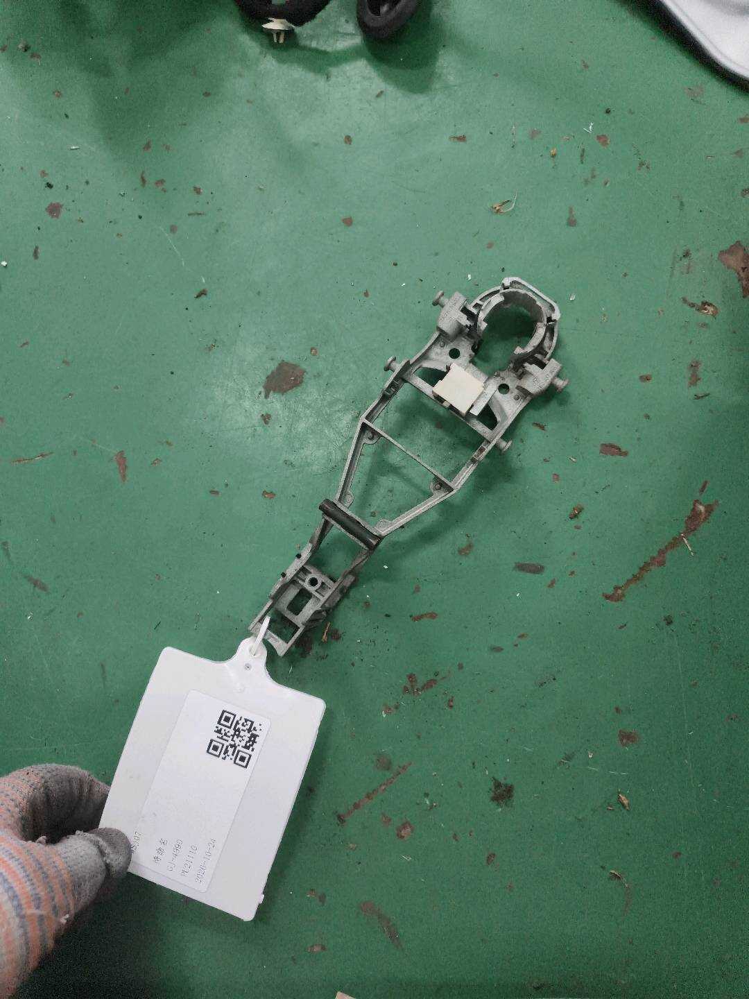 1Q0837886A 后门外拉手固定框（右）