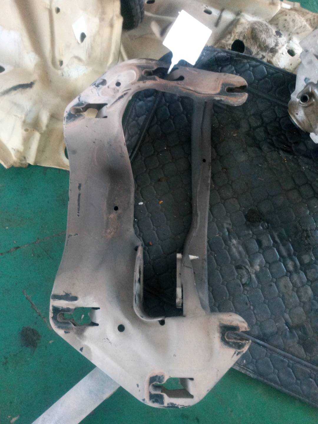 33117528319 后差速器壳