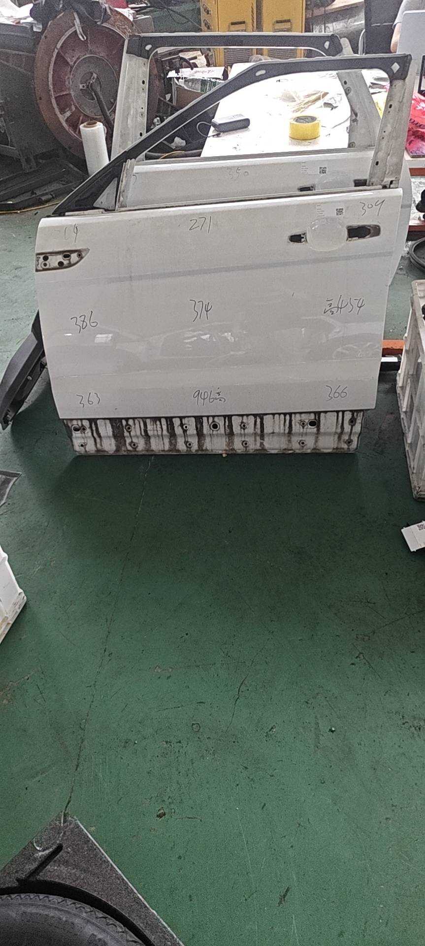 LR028553 前门壳(左)