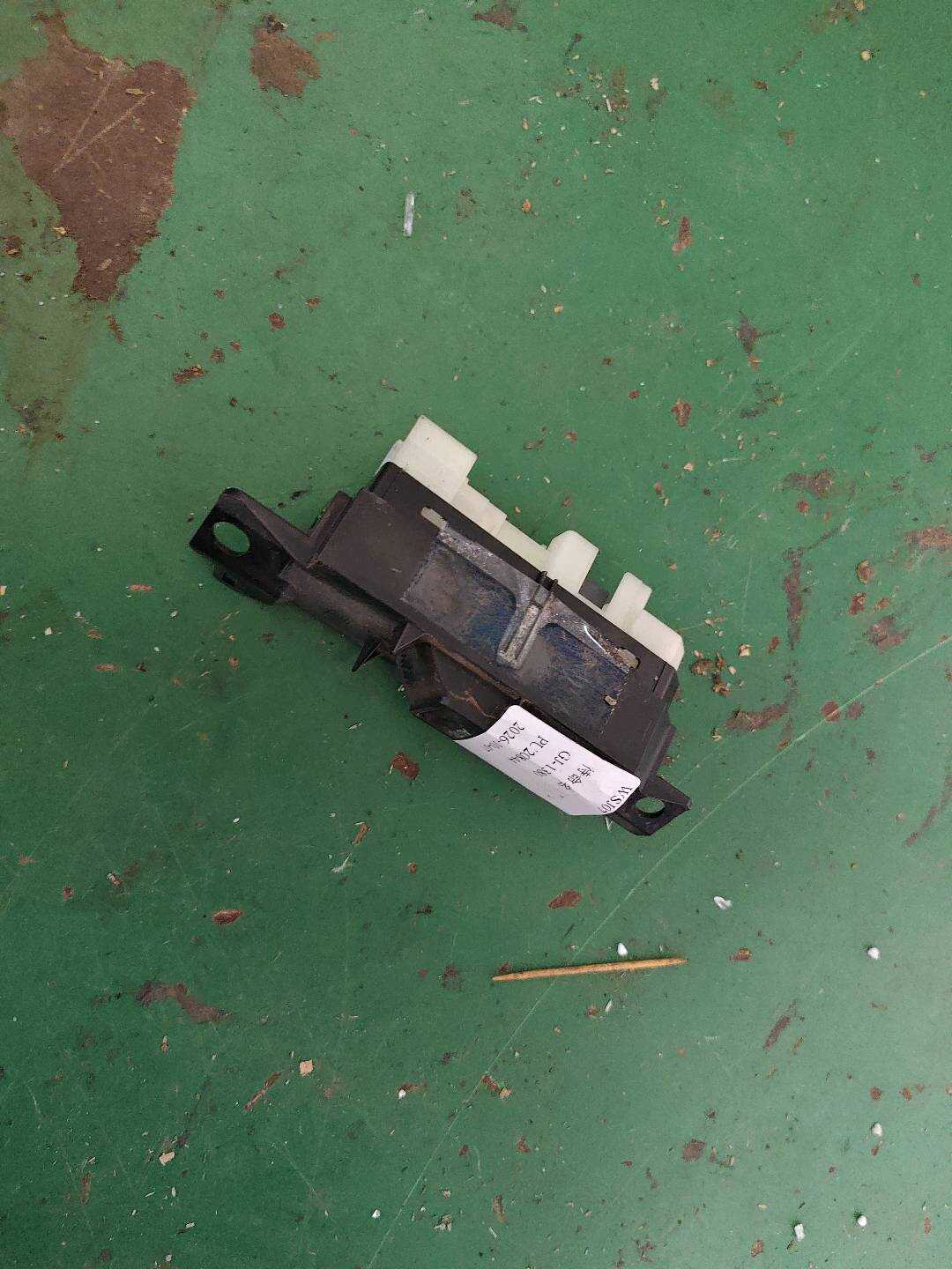 840300N010 前门玻璃升降开关（右）