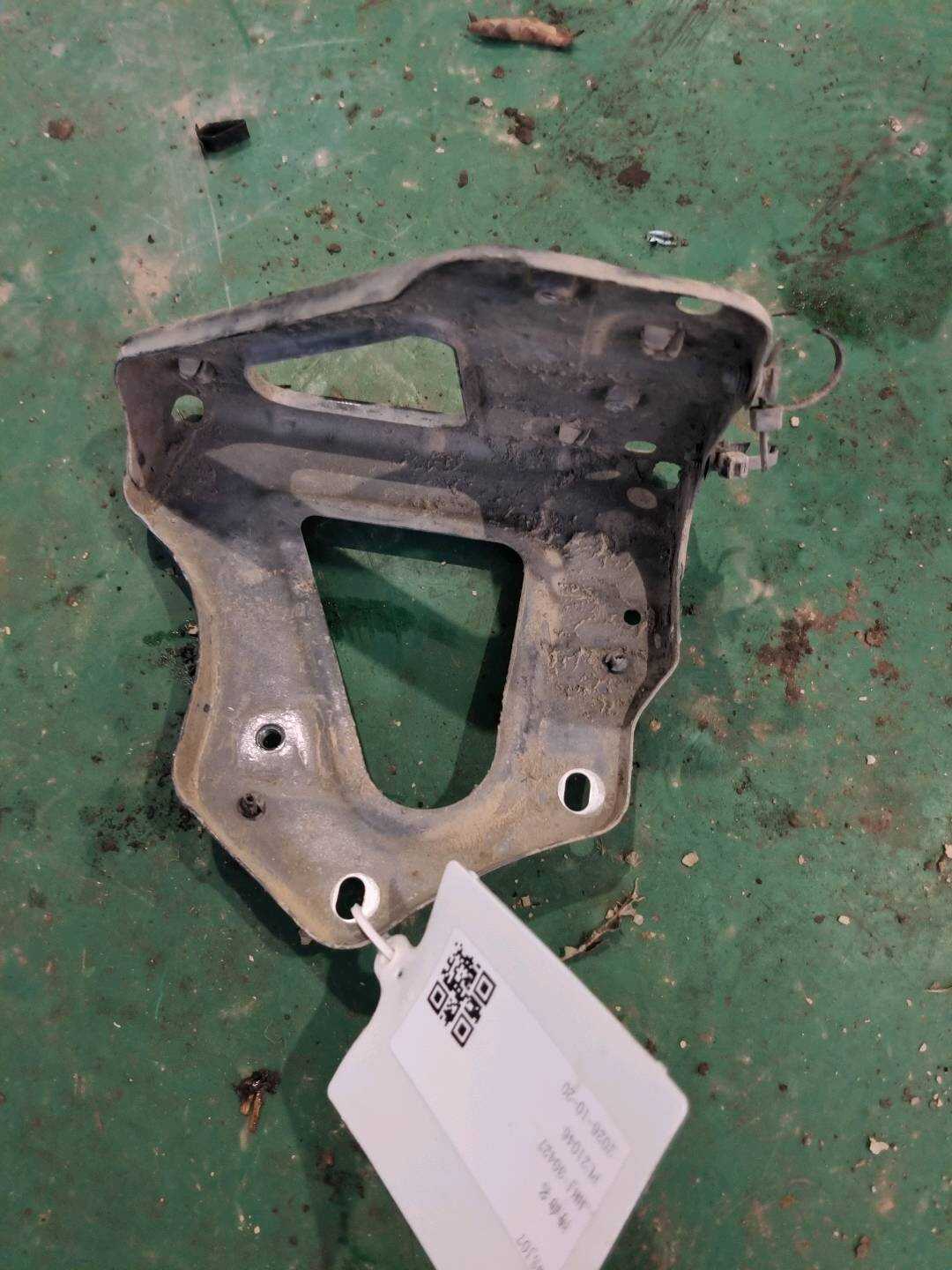 4FD821136A Front Fender Mounting Bracket, Right