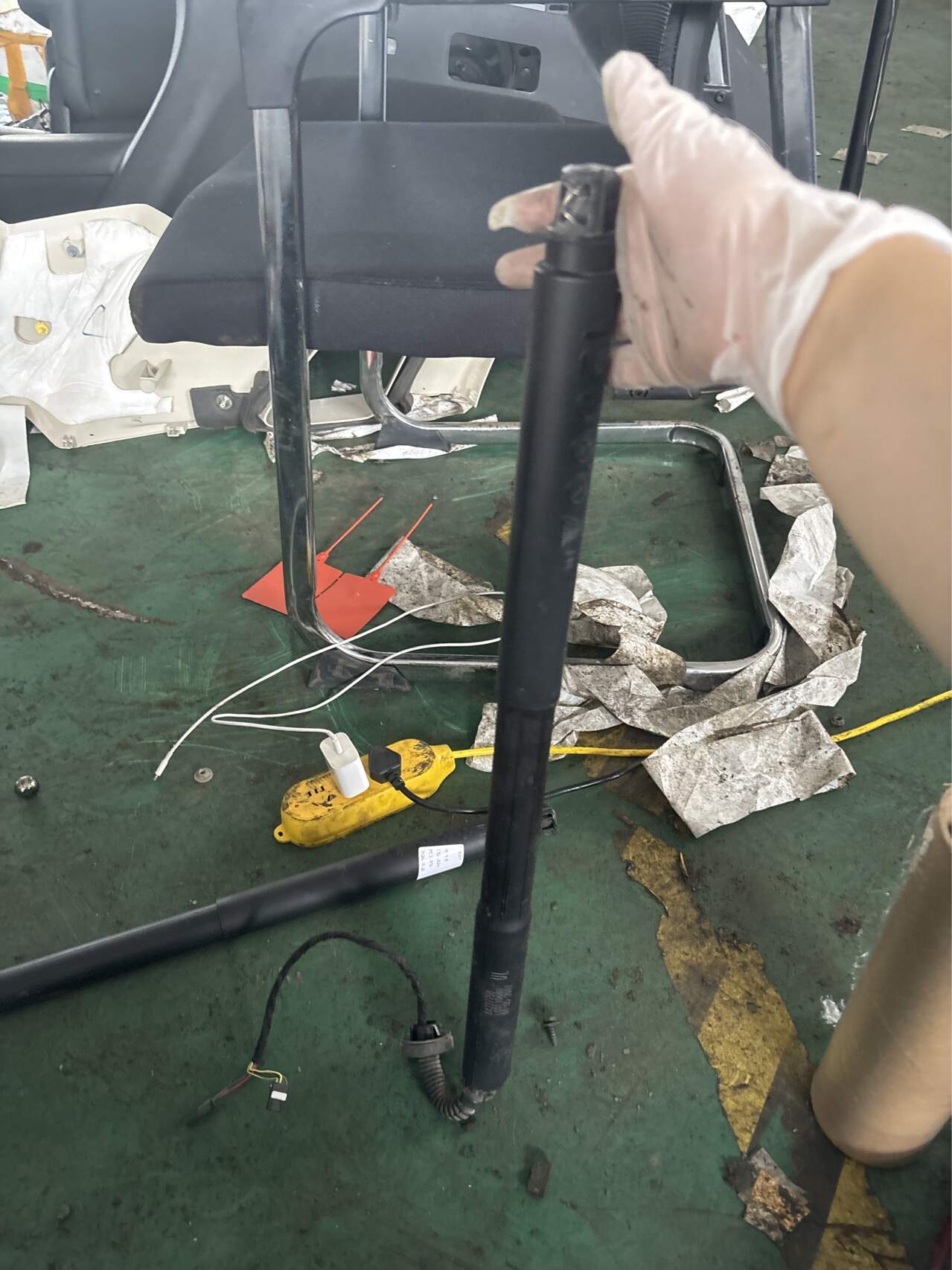 85116244 Trunk Lid Strut, Left
