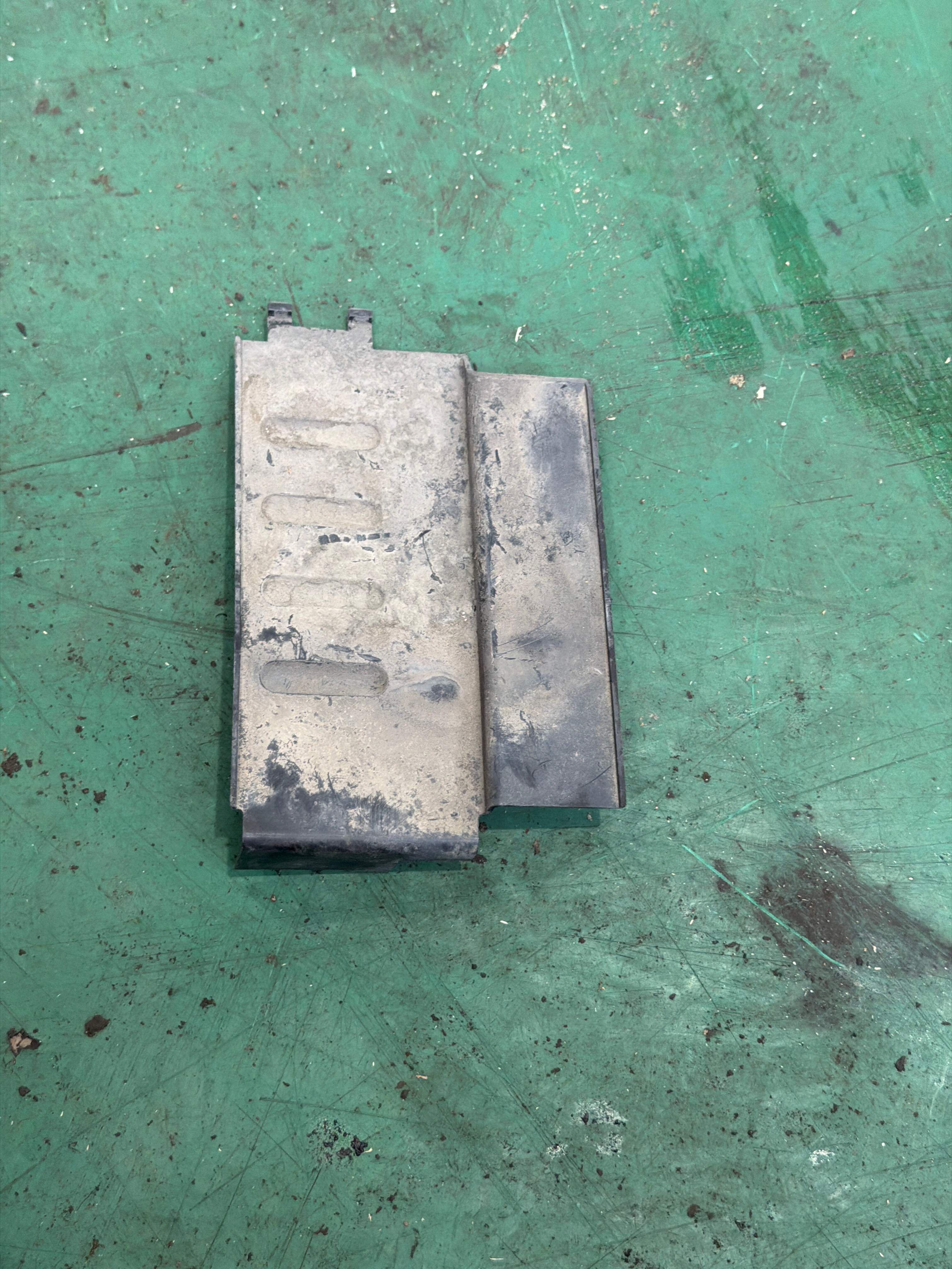 L3AA906337 发动机电脑护壳上盖