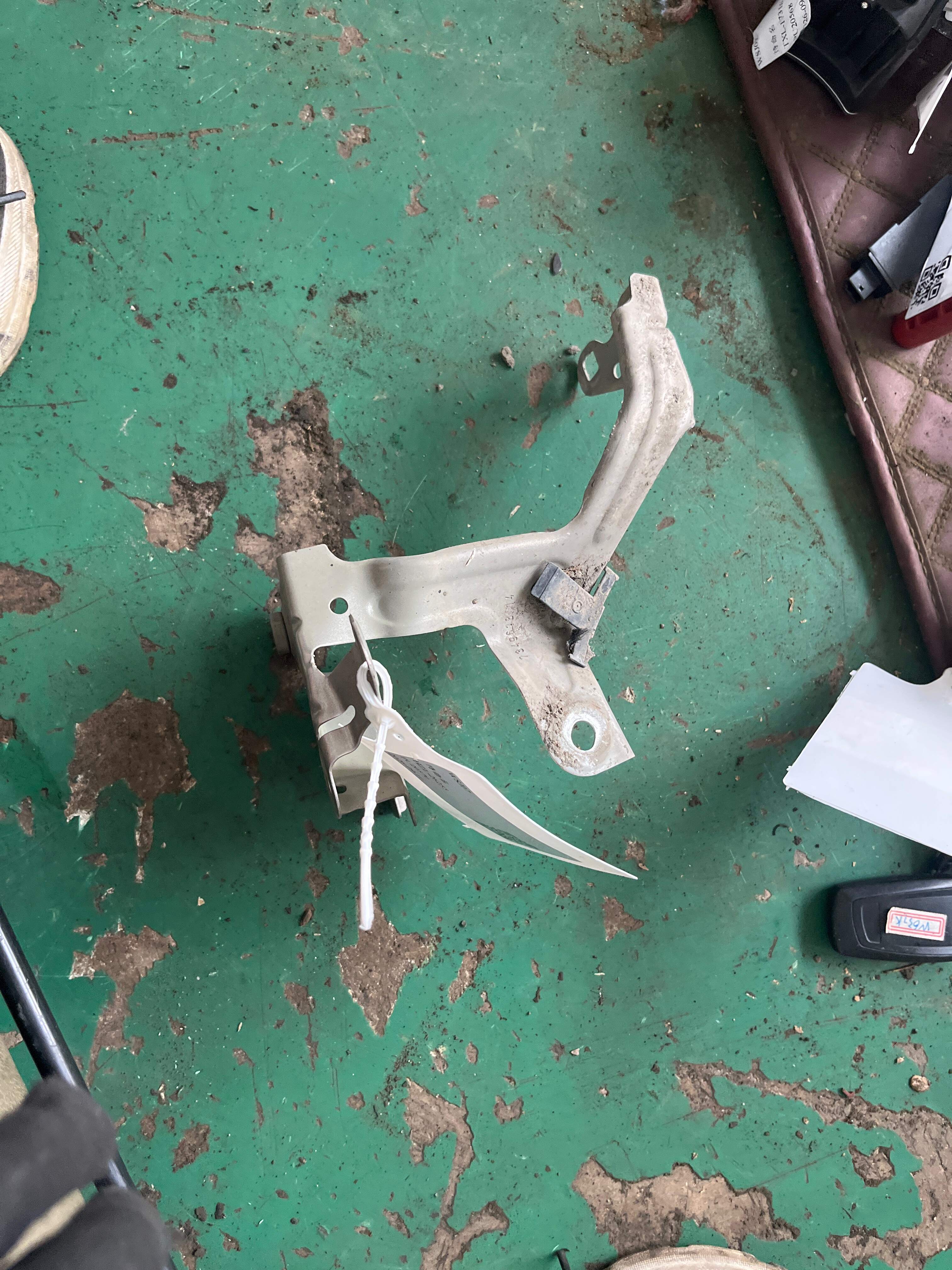 41007440424 Front Fender Mounting Bracket, Front Right