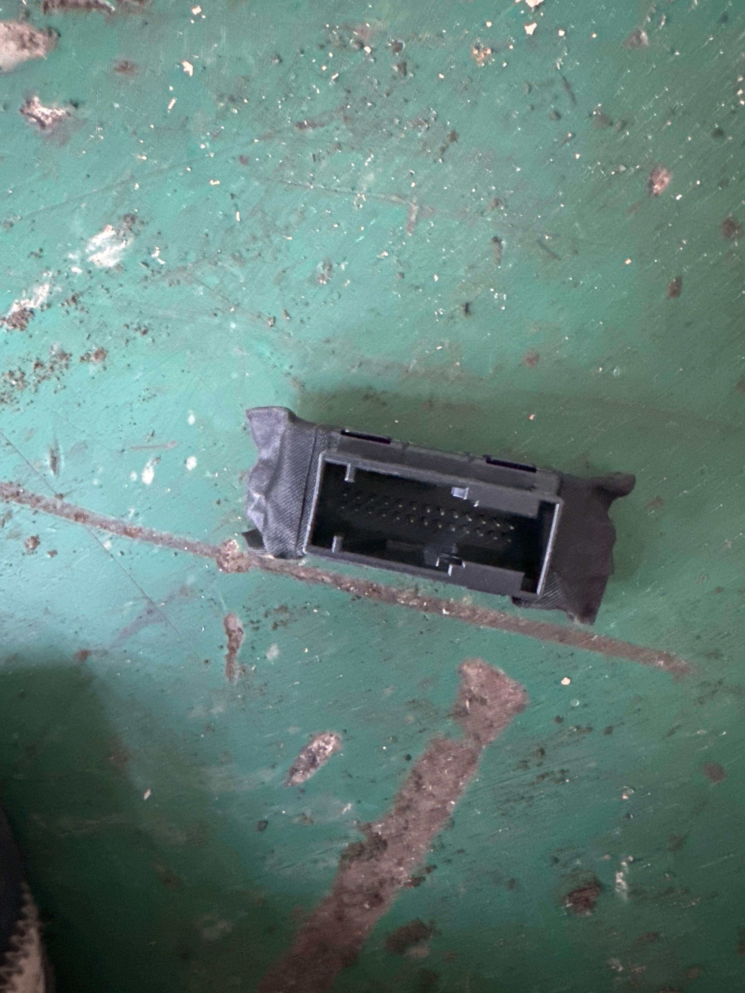 61136814609 Wiring Harness Connector Slot