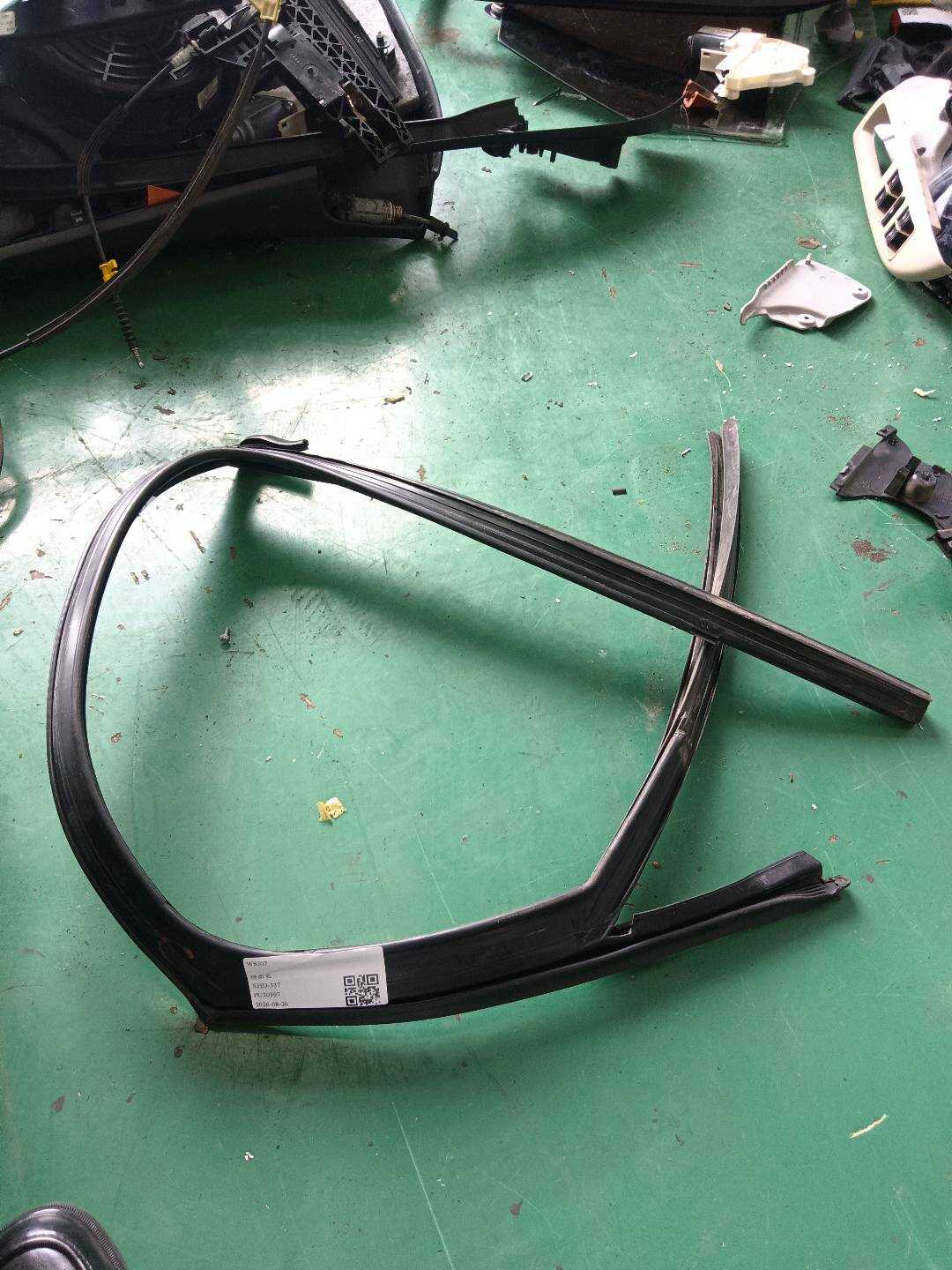 8U0839439 后门玻璃绒槽(左)