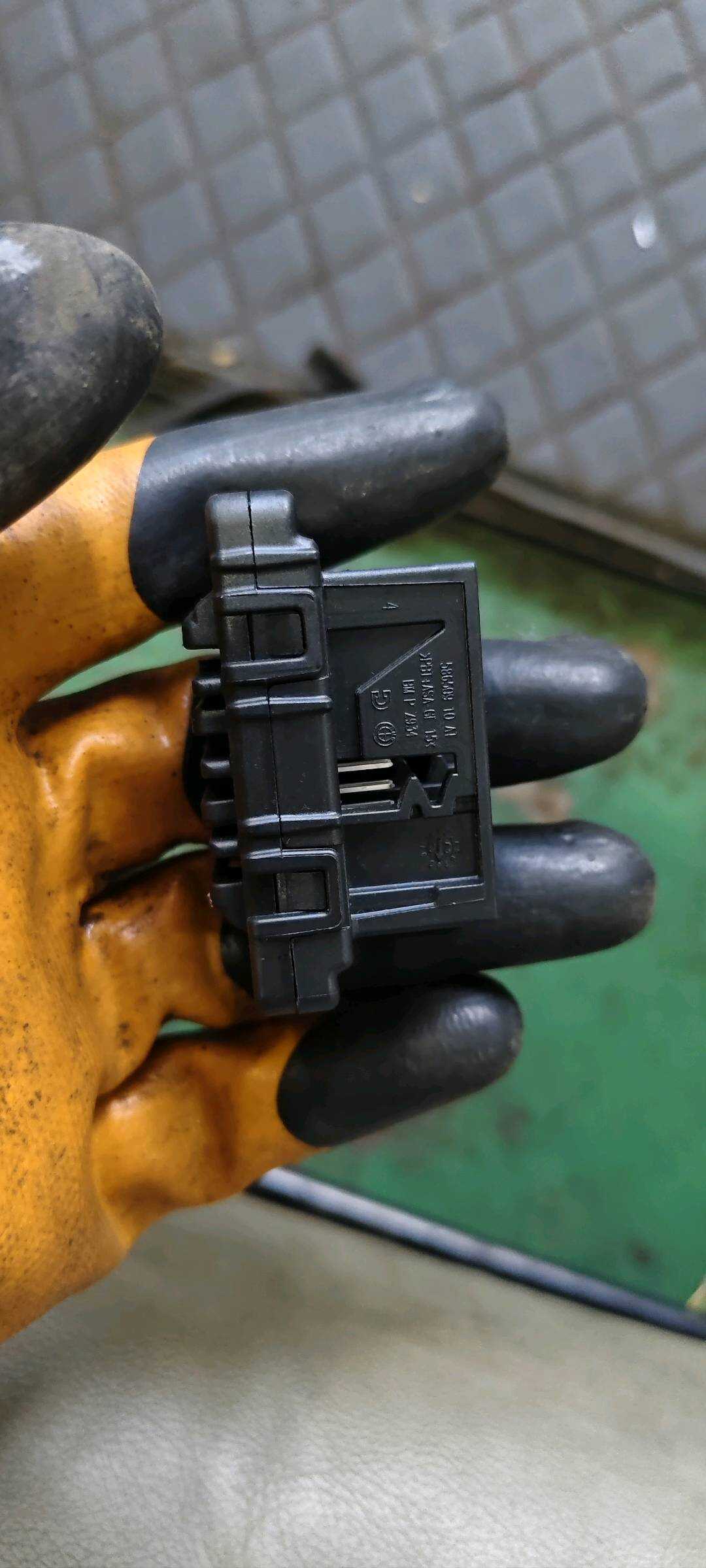 61136807395 Wiring Harness Connector Slot