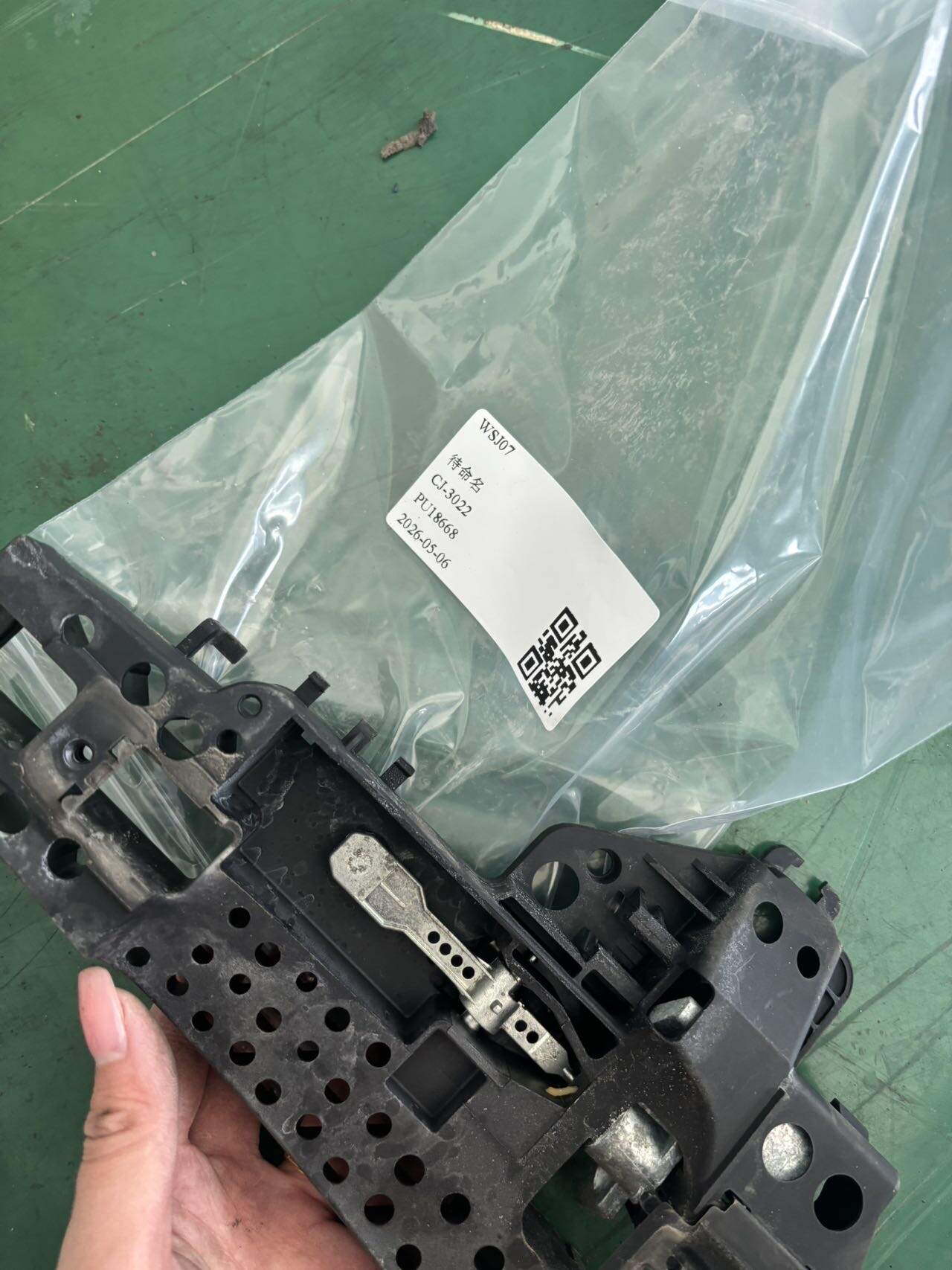 L8U0837886 前门外拉手固定框(右)