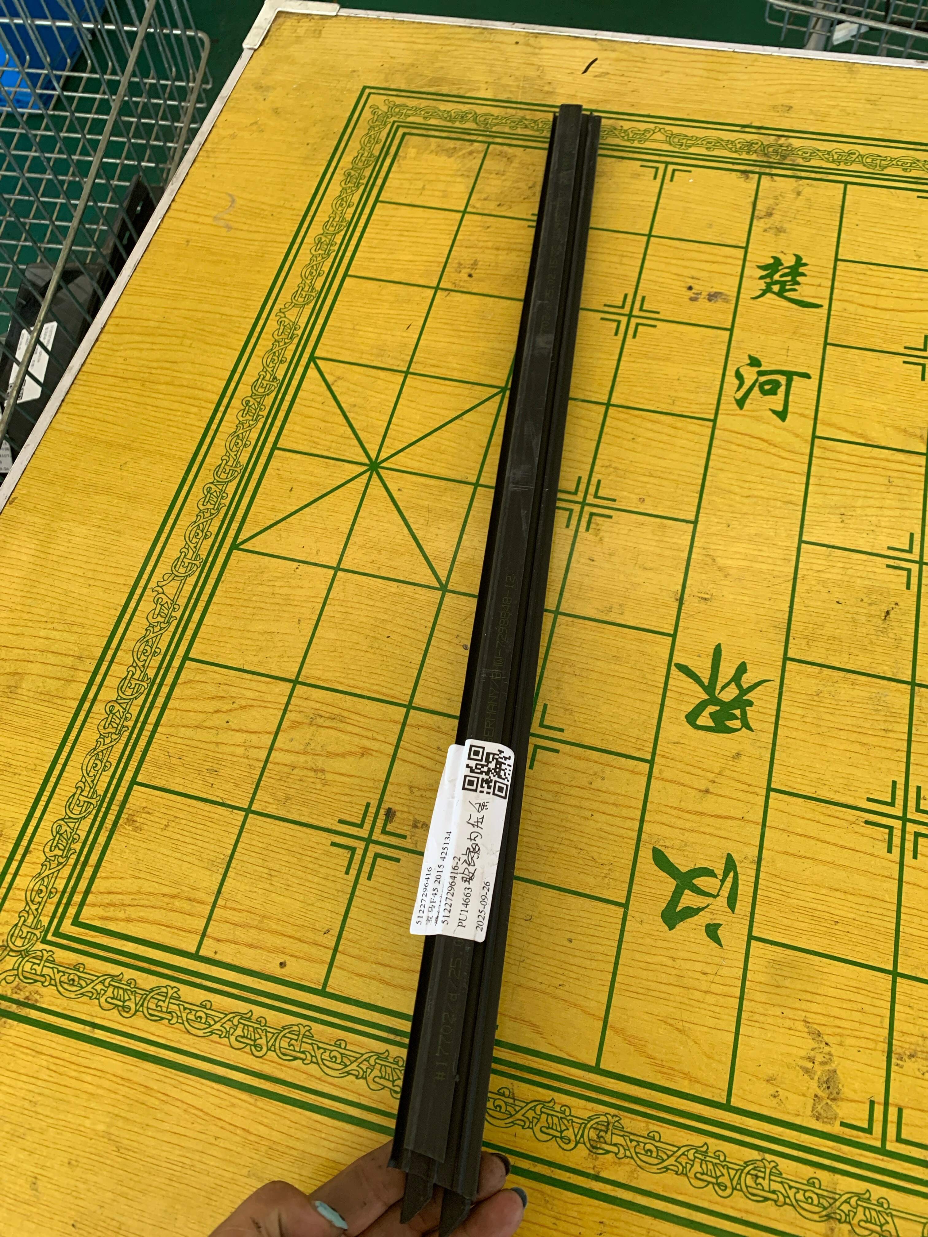 51357298848 后门玻璃内压条(右)