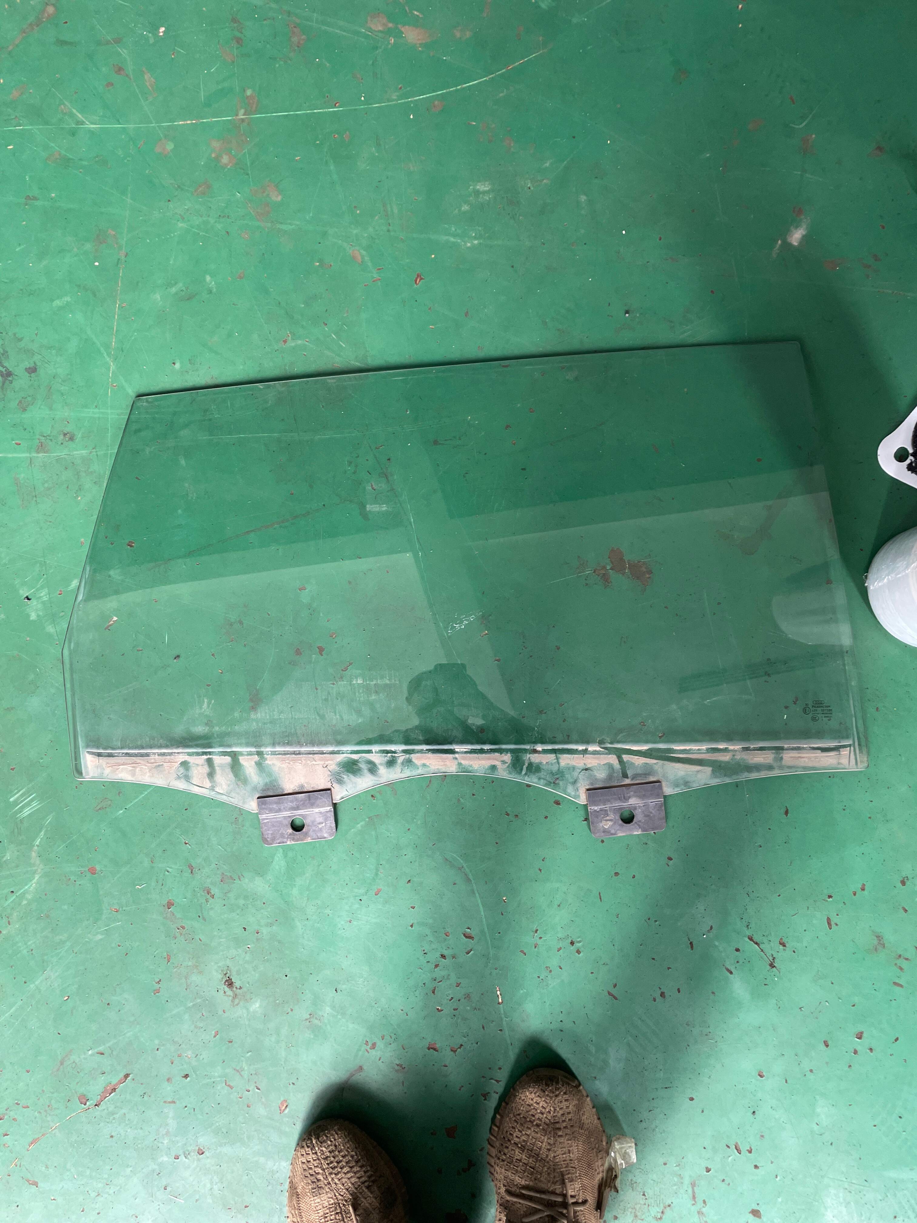4L0845026 后门玻璃(右)