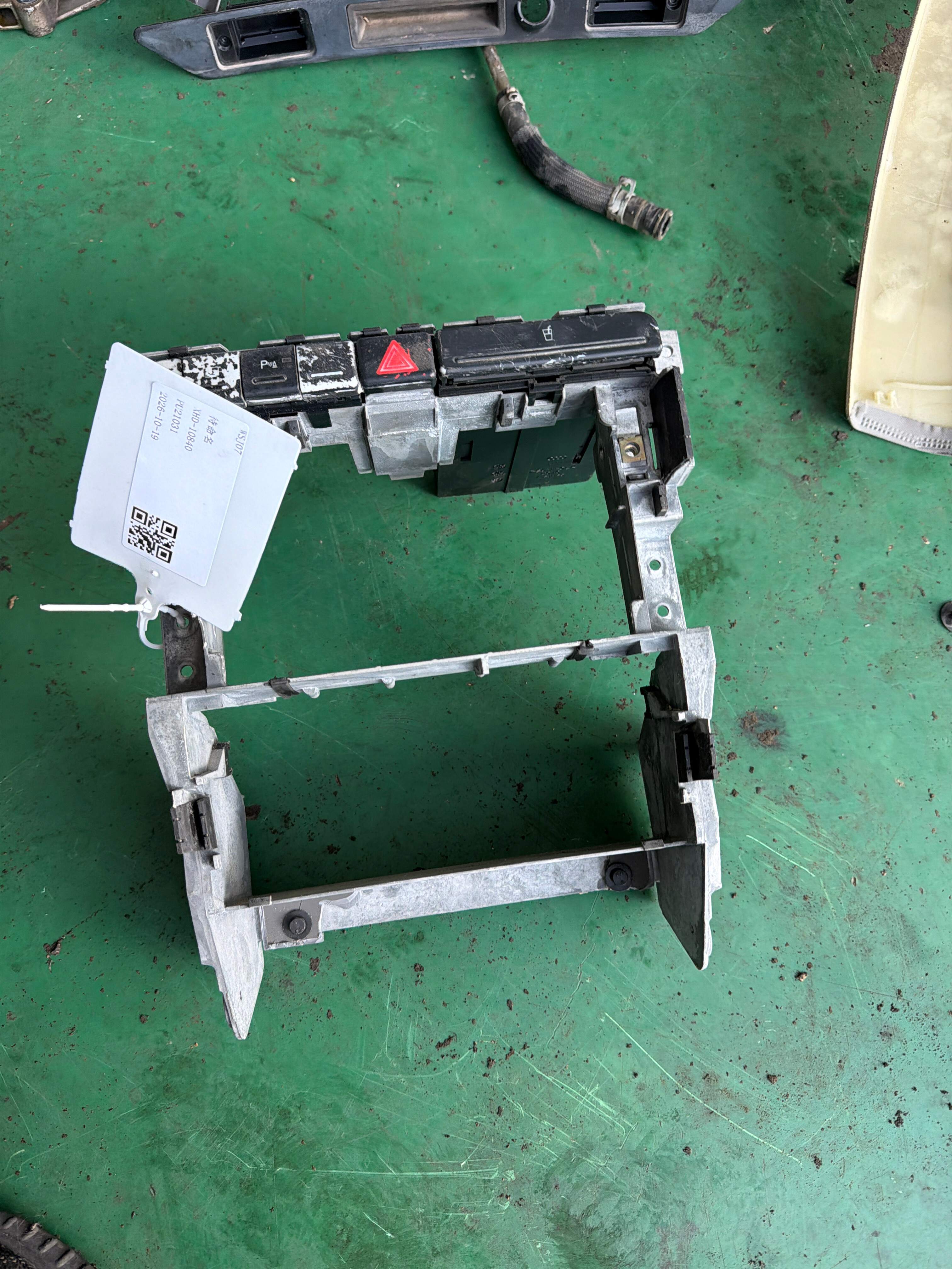 8E0858005E CD Player Mounting Frame