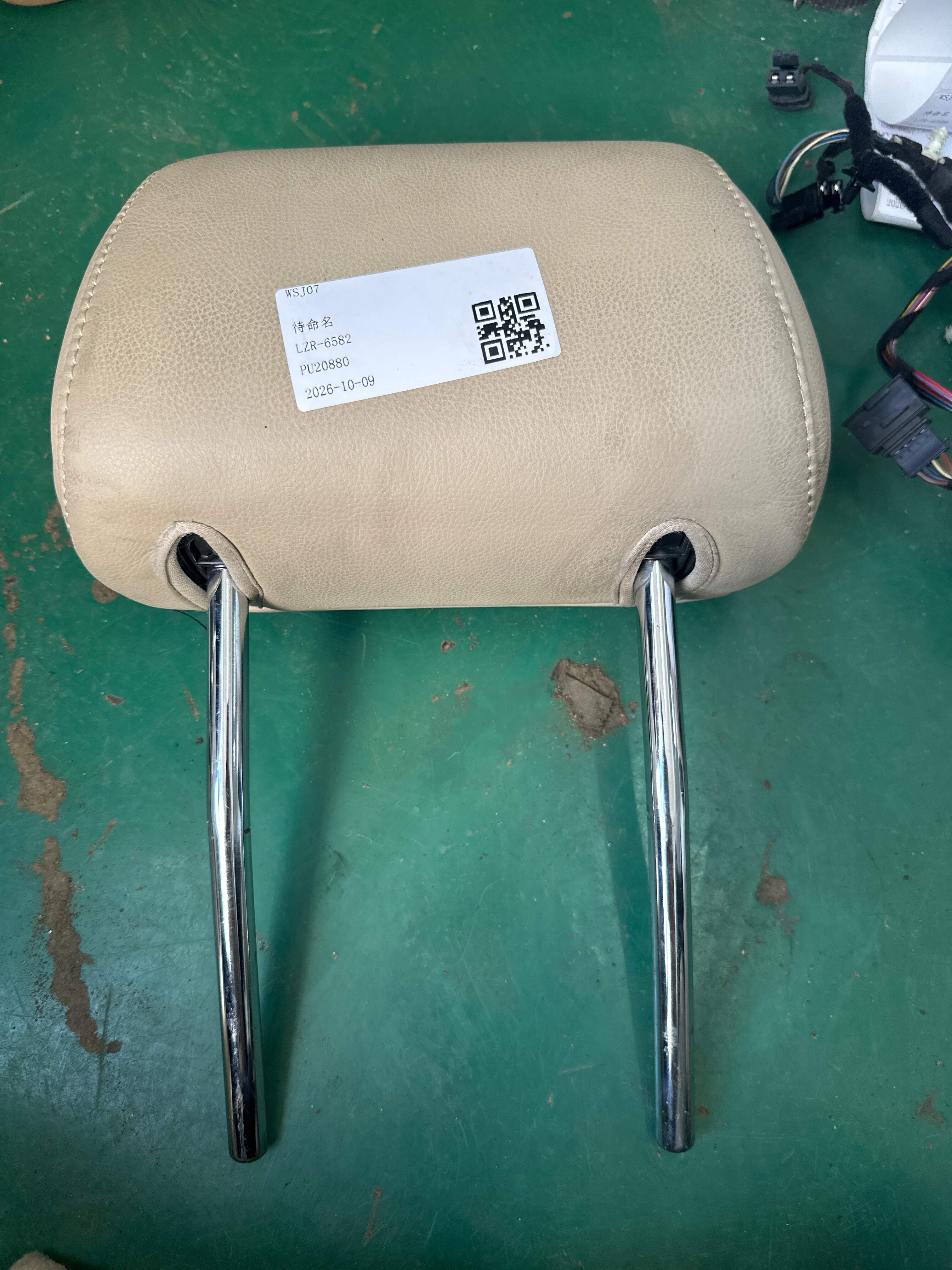 4F0881901ALN18 驾驶员座椅头枕