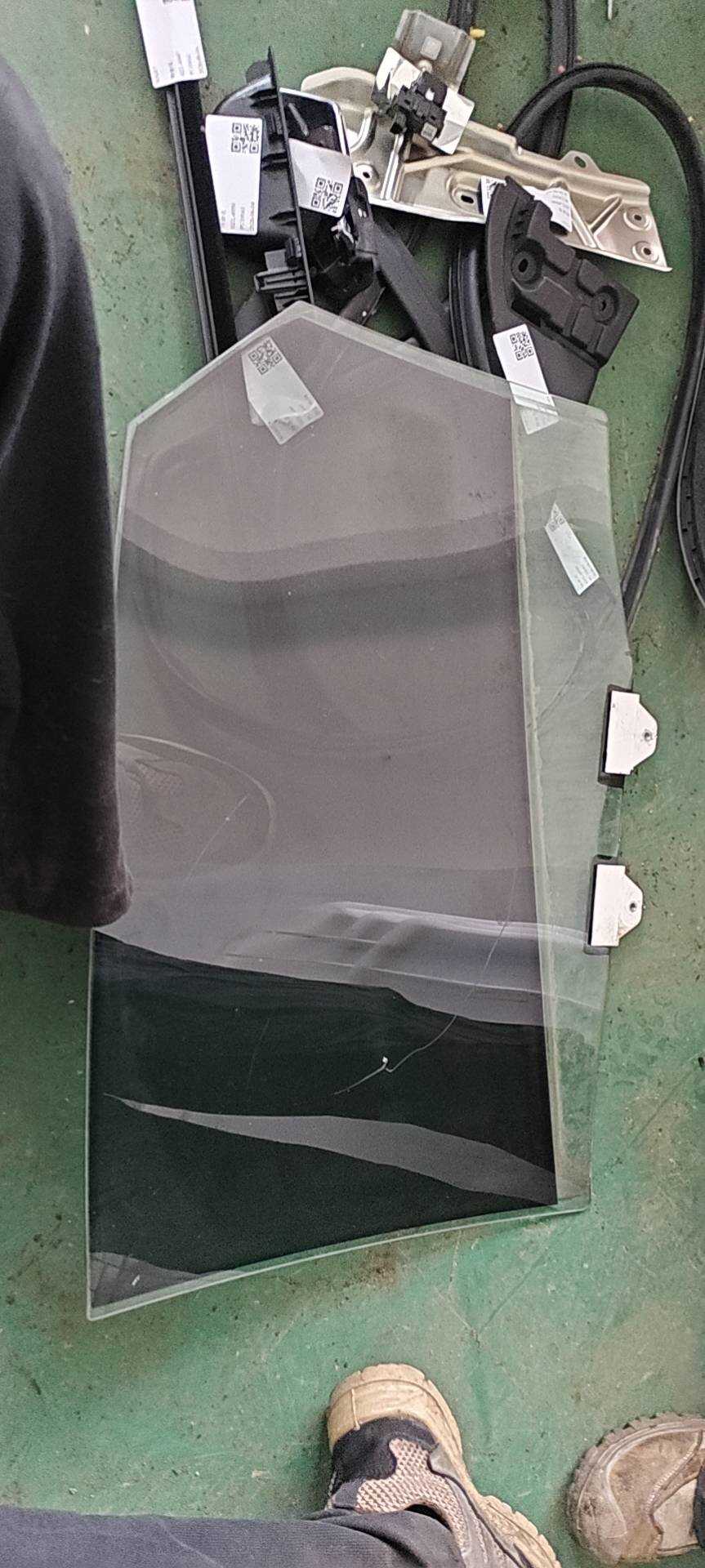 1068023817 右后车门玻璃
