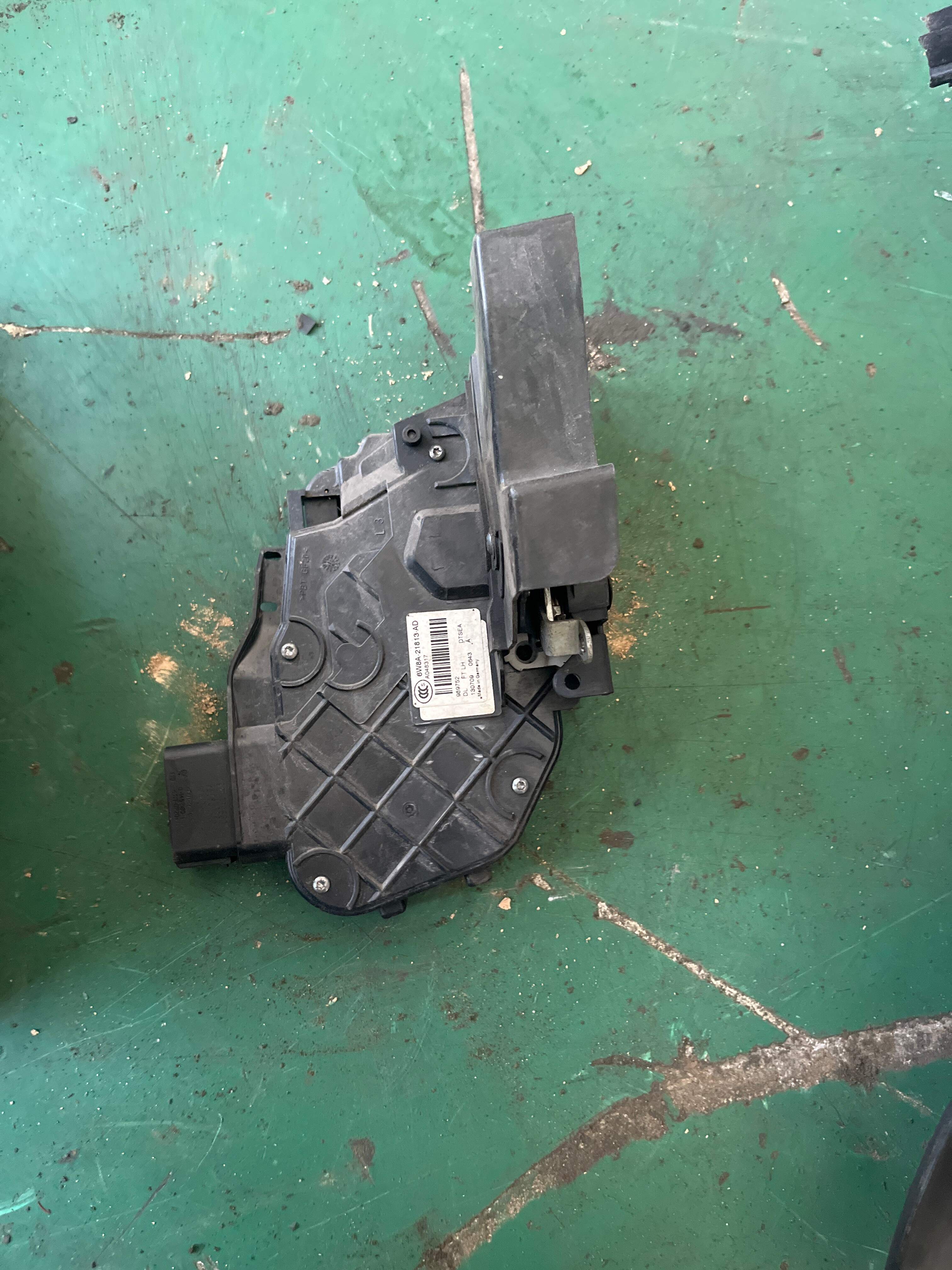 LR011277 Front Door Lock Mechanism, Left