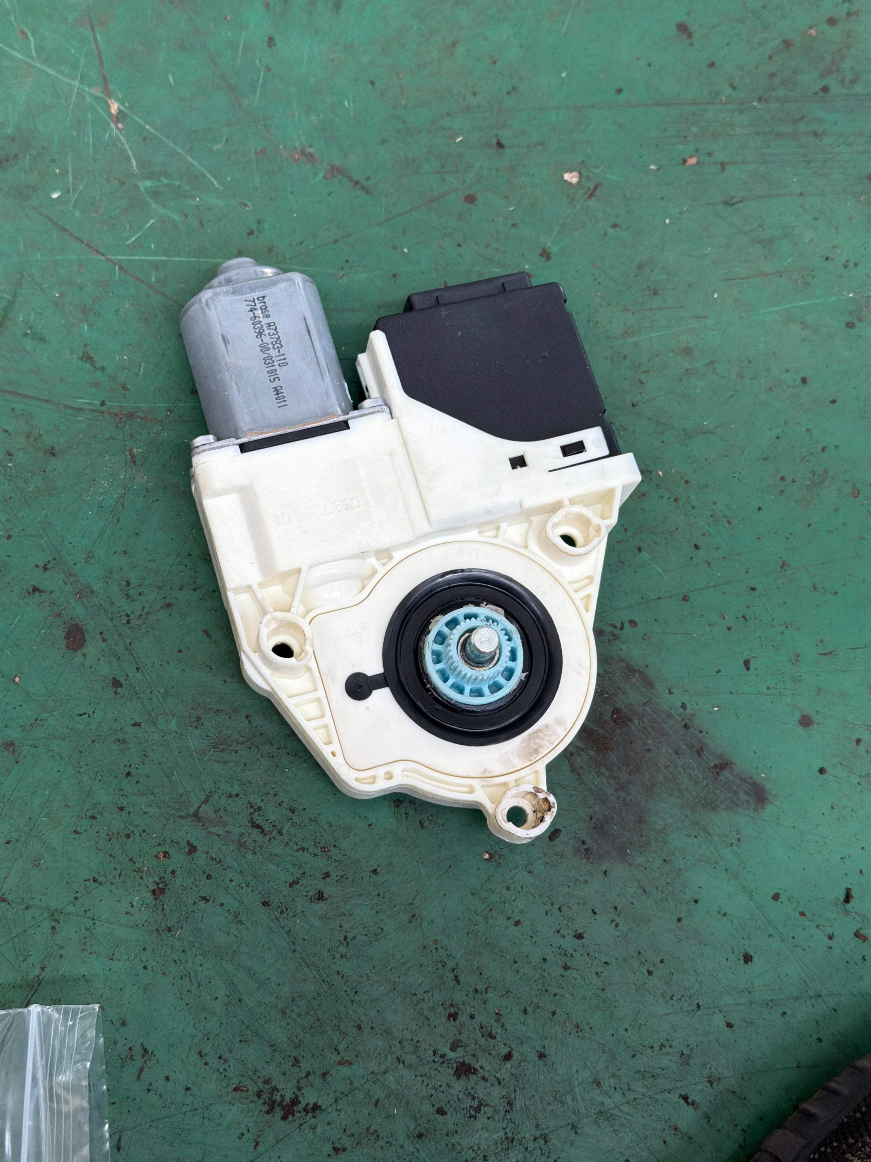 L3AD959704G 后门玻璃升降电机(右)