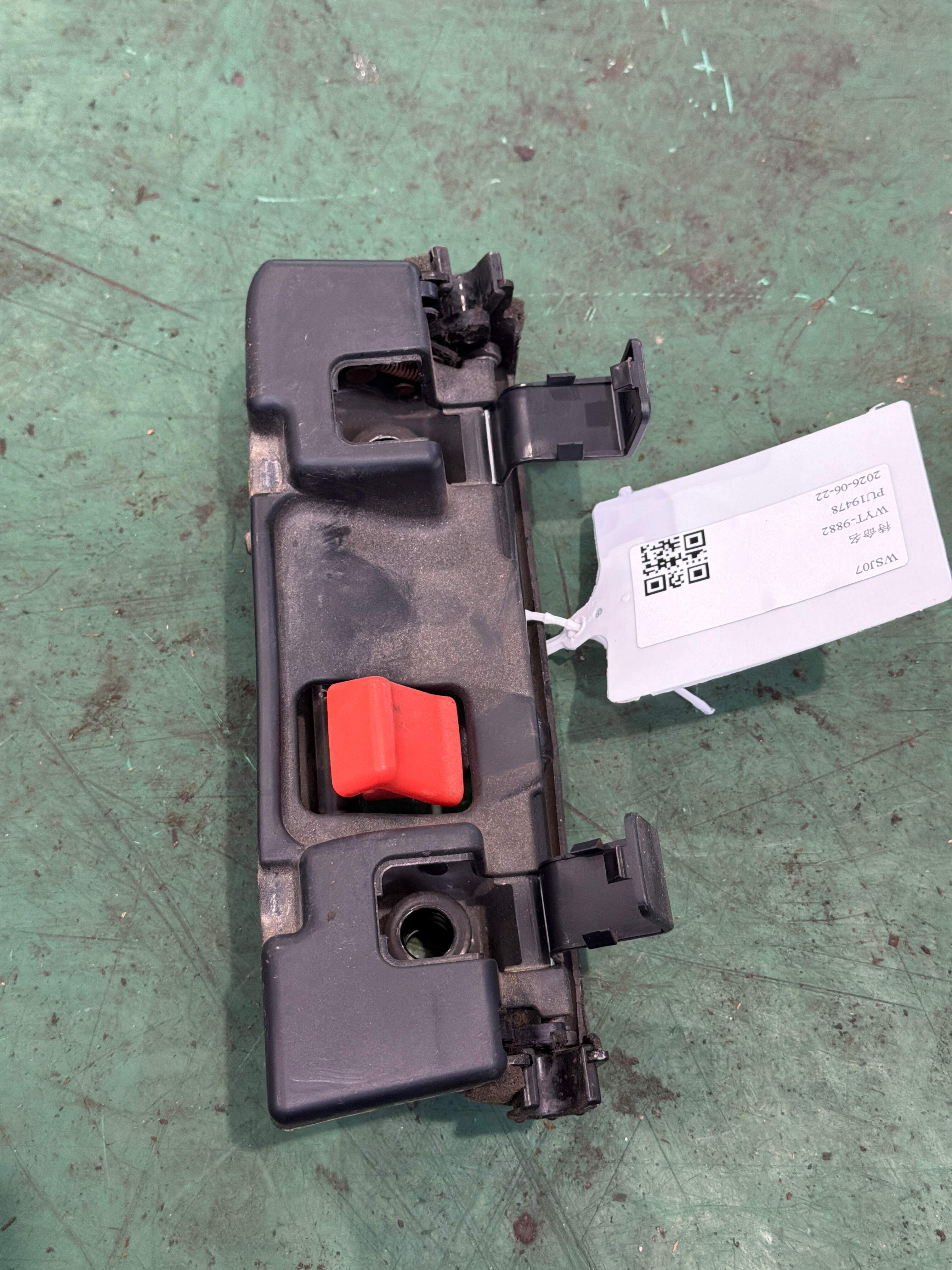 7265060161 后排右侧2号座椅锁定器总成