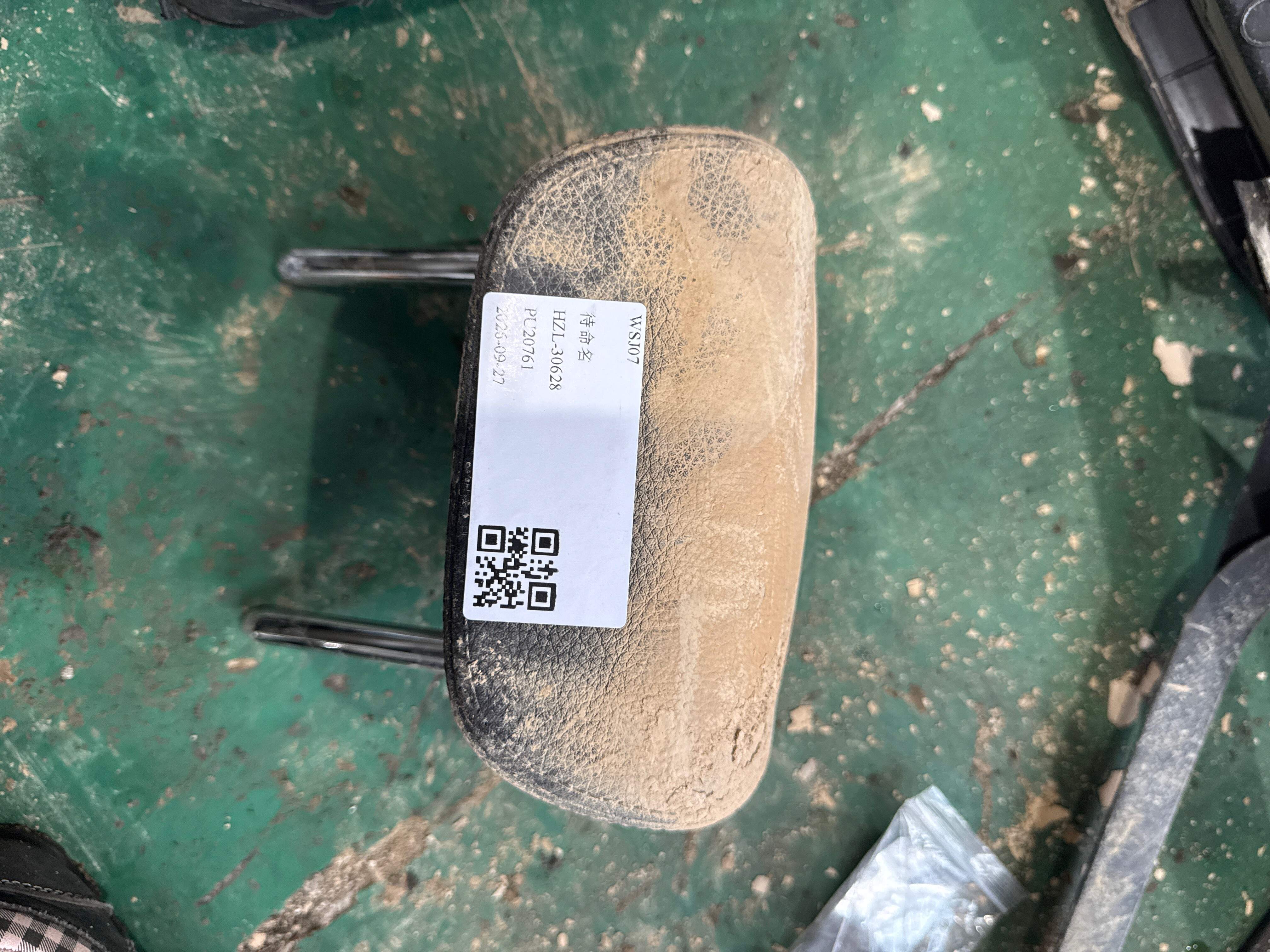 52207436942 后座椅头枕(中)