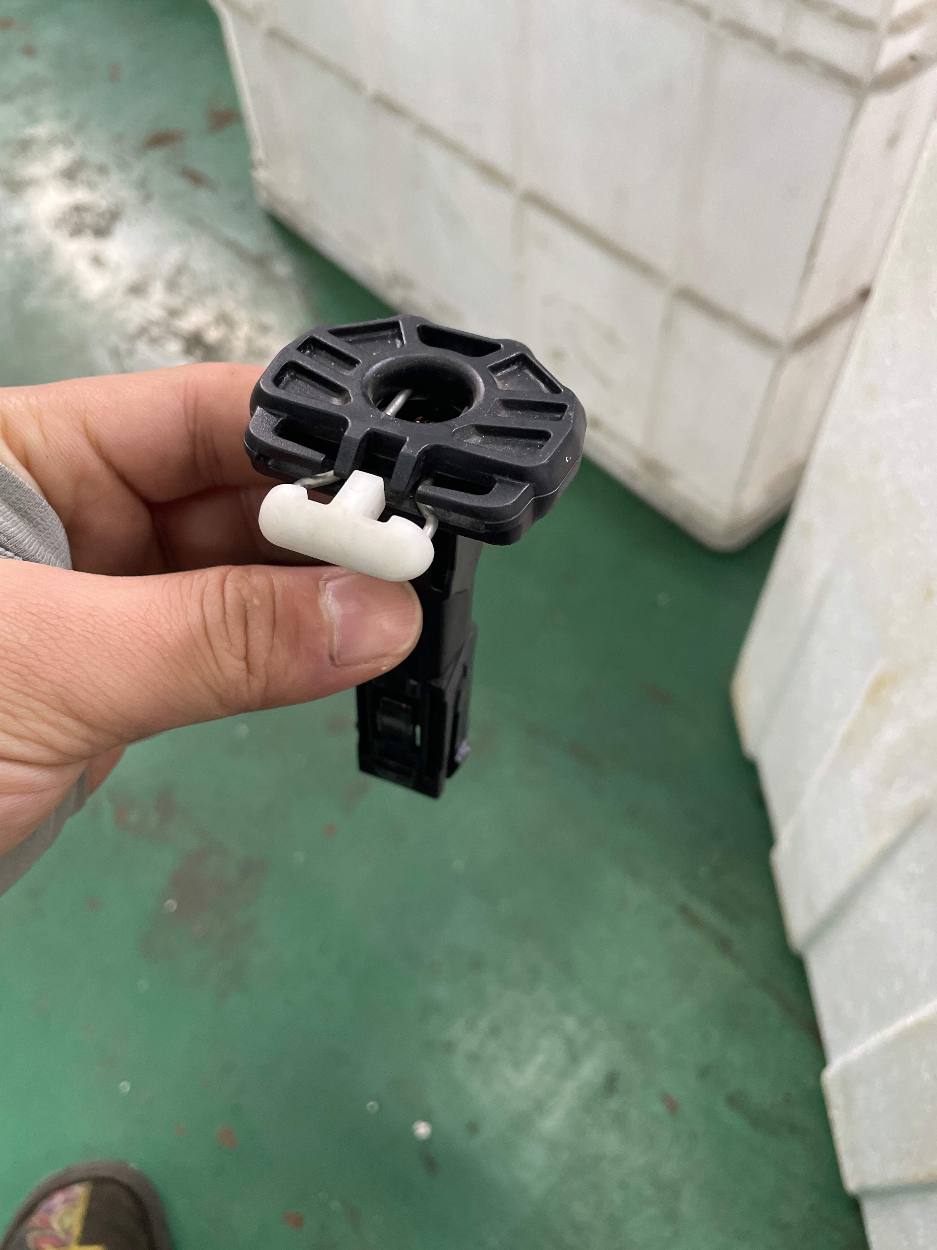 8T0881920C 驾驶员座椅头枕导套(左)