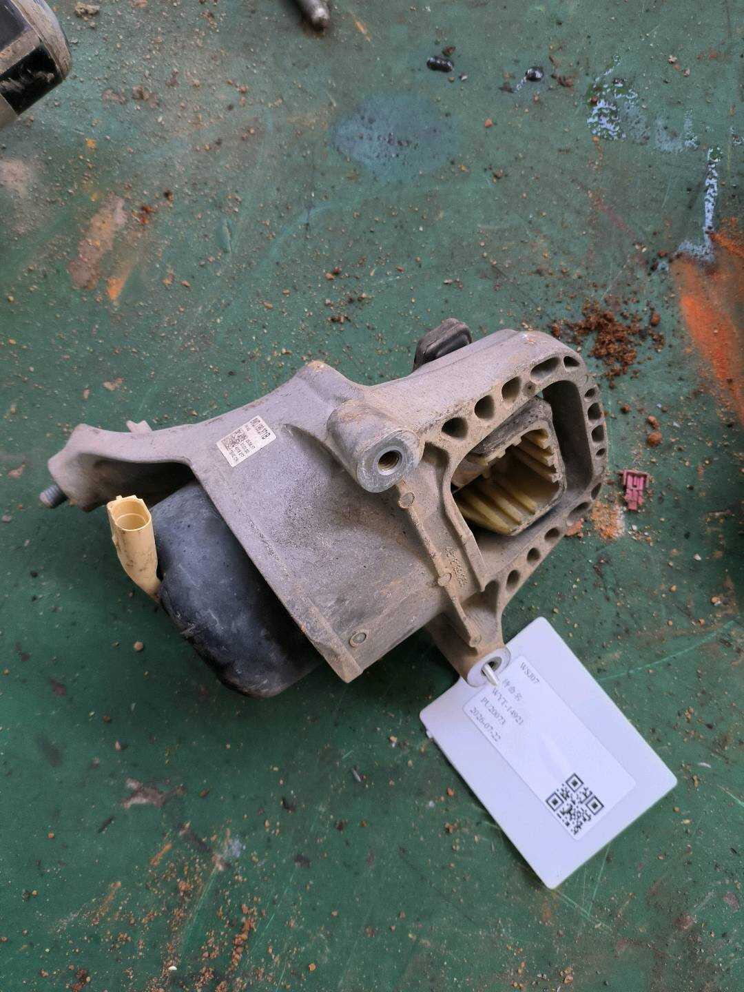 L8WD199371B 发动机机脚胶（左）