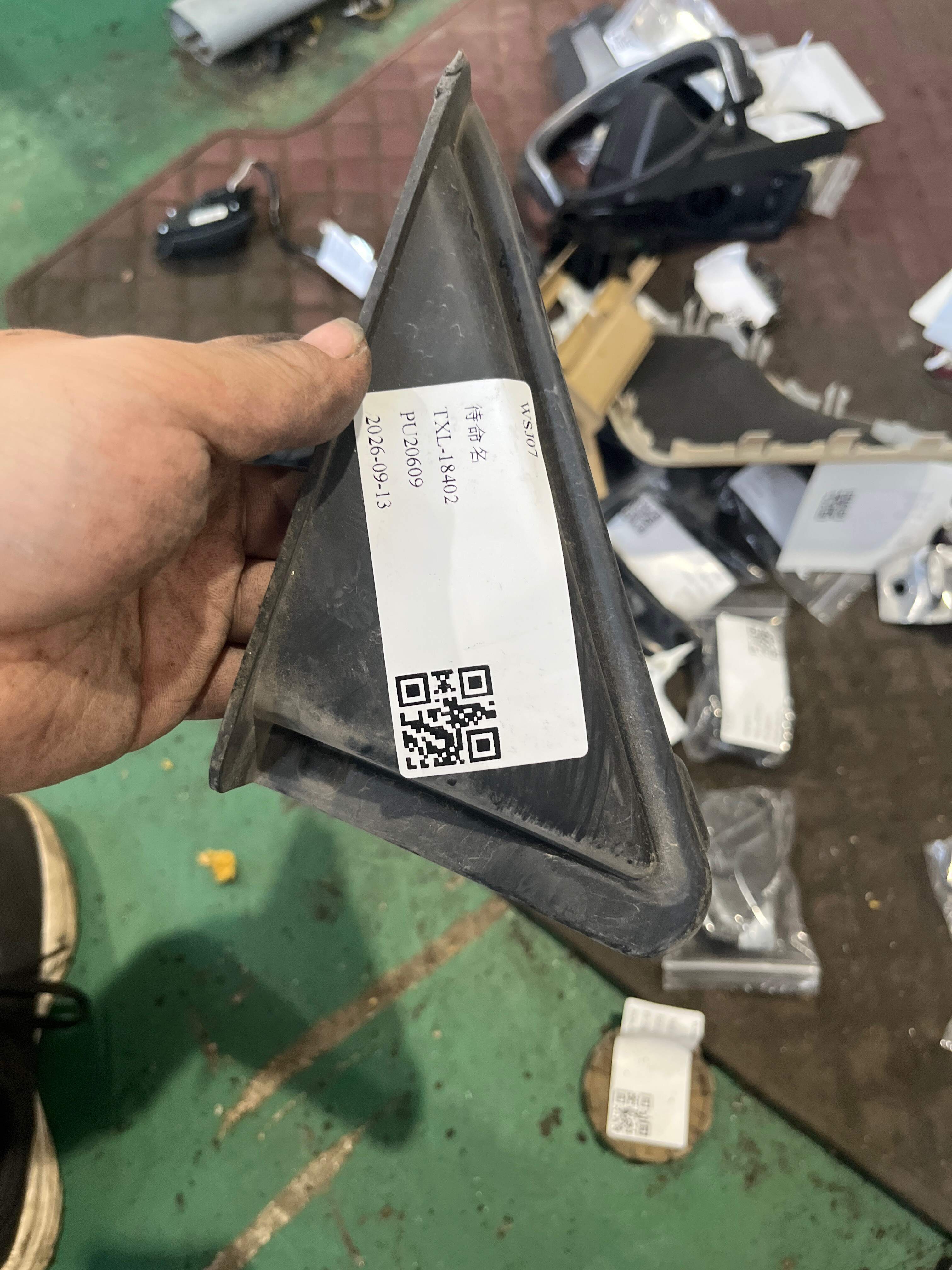 51118084301 前保险杠空气导管盖(左)