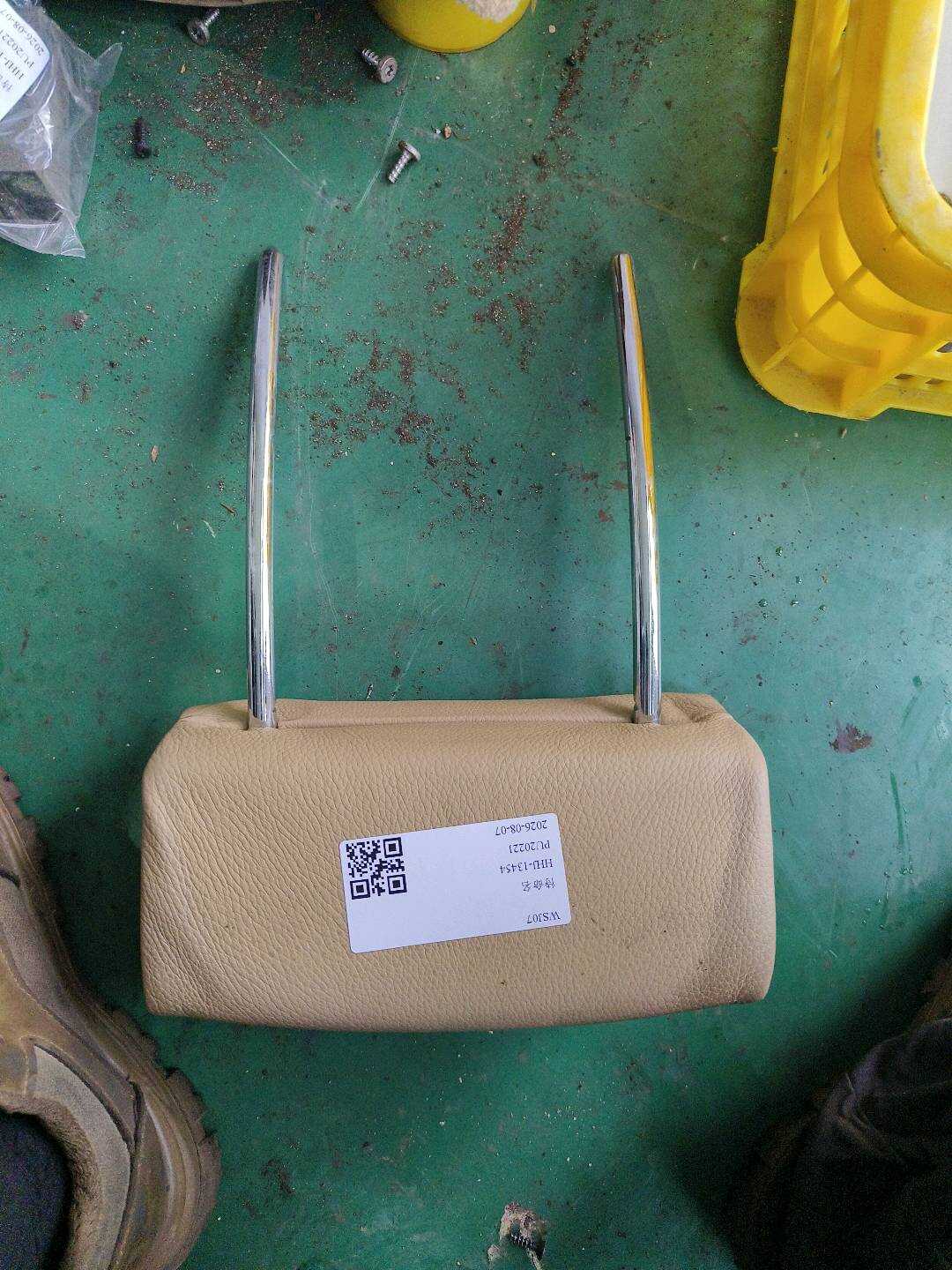 52207068332 后座椅头枕（中）