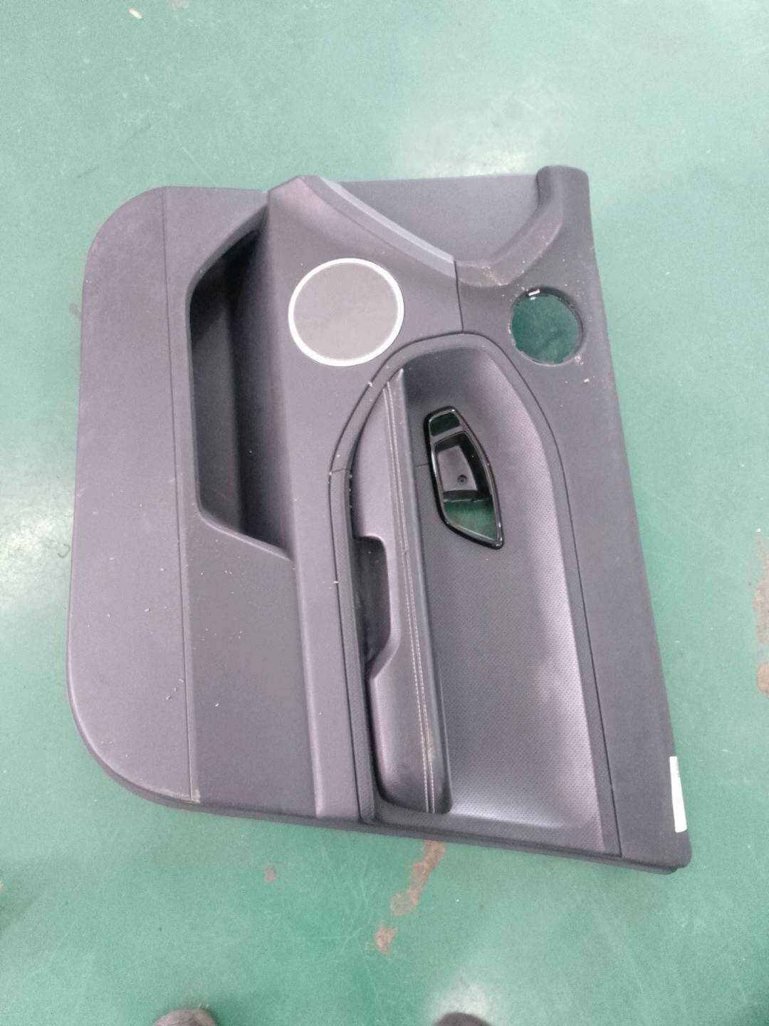 LR028122 Front Door Trim Panel, Right