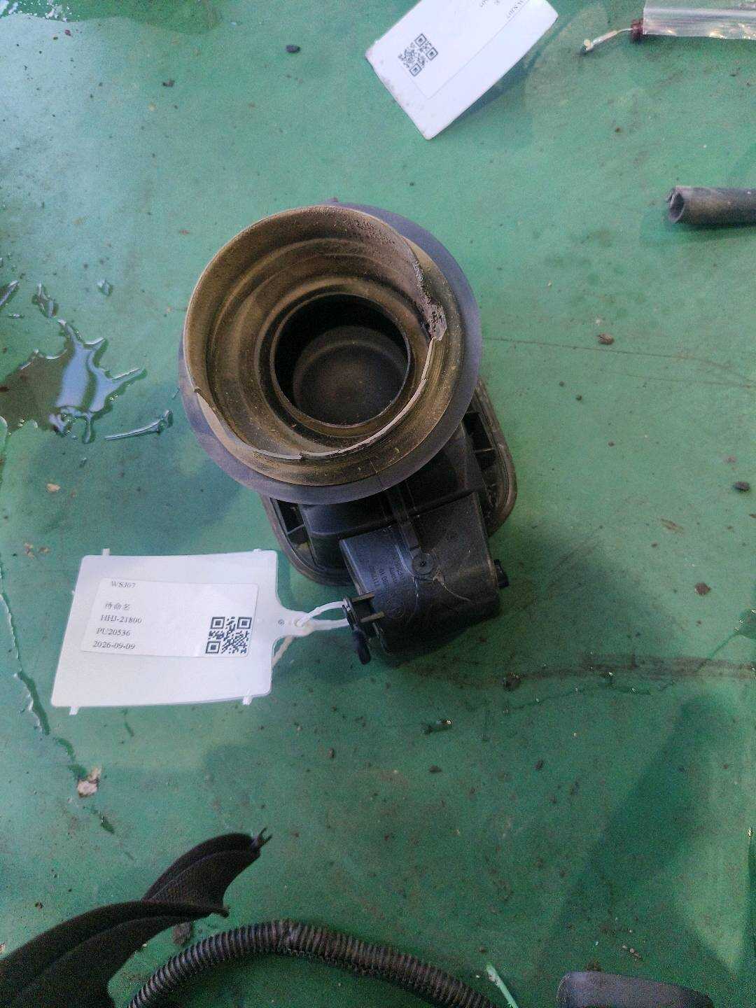 51177117982 燃油箱加注底座