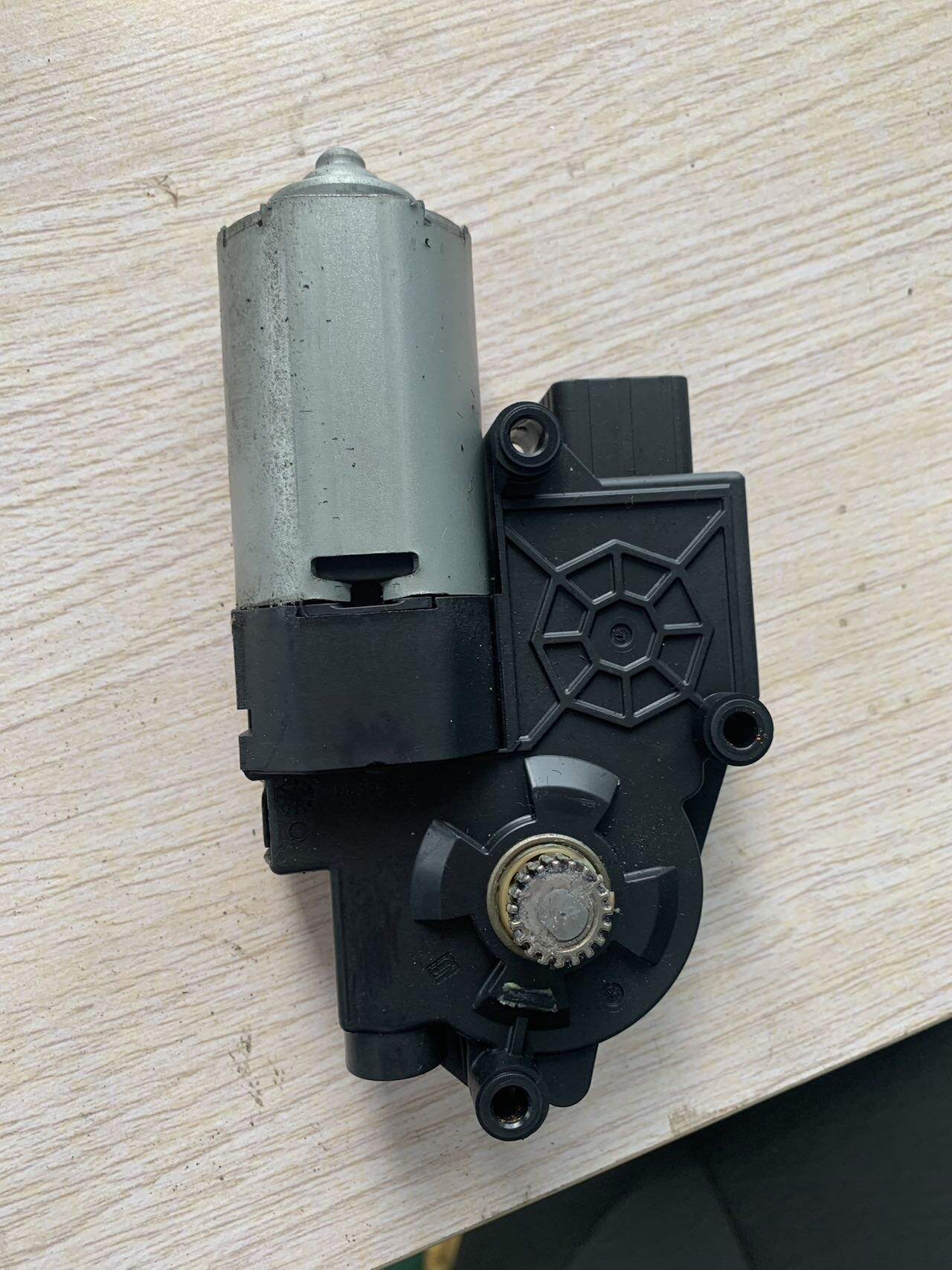 5686008 Sunroof Motor Assembly
