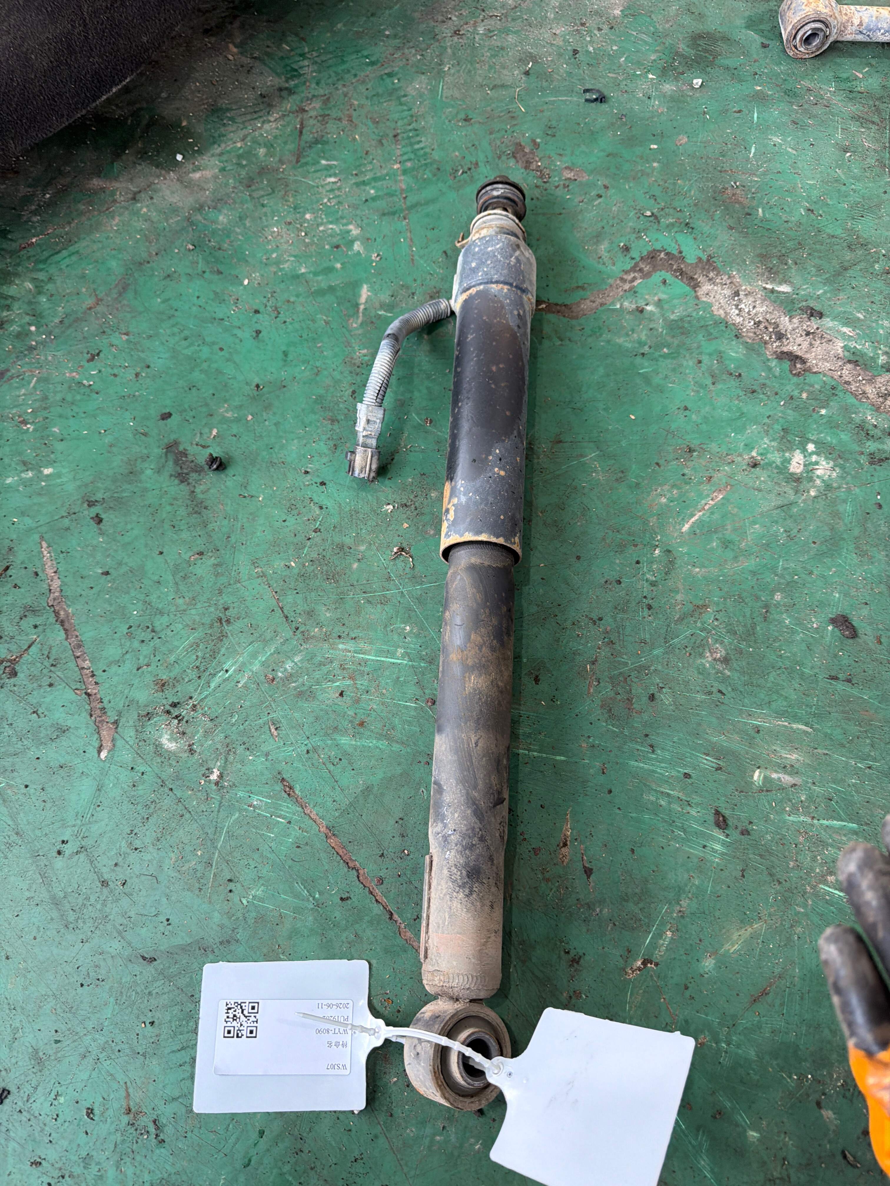 4853069185 后减震器芯(右)