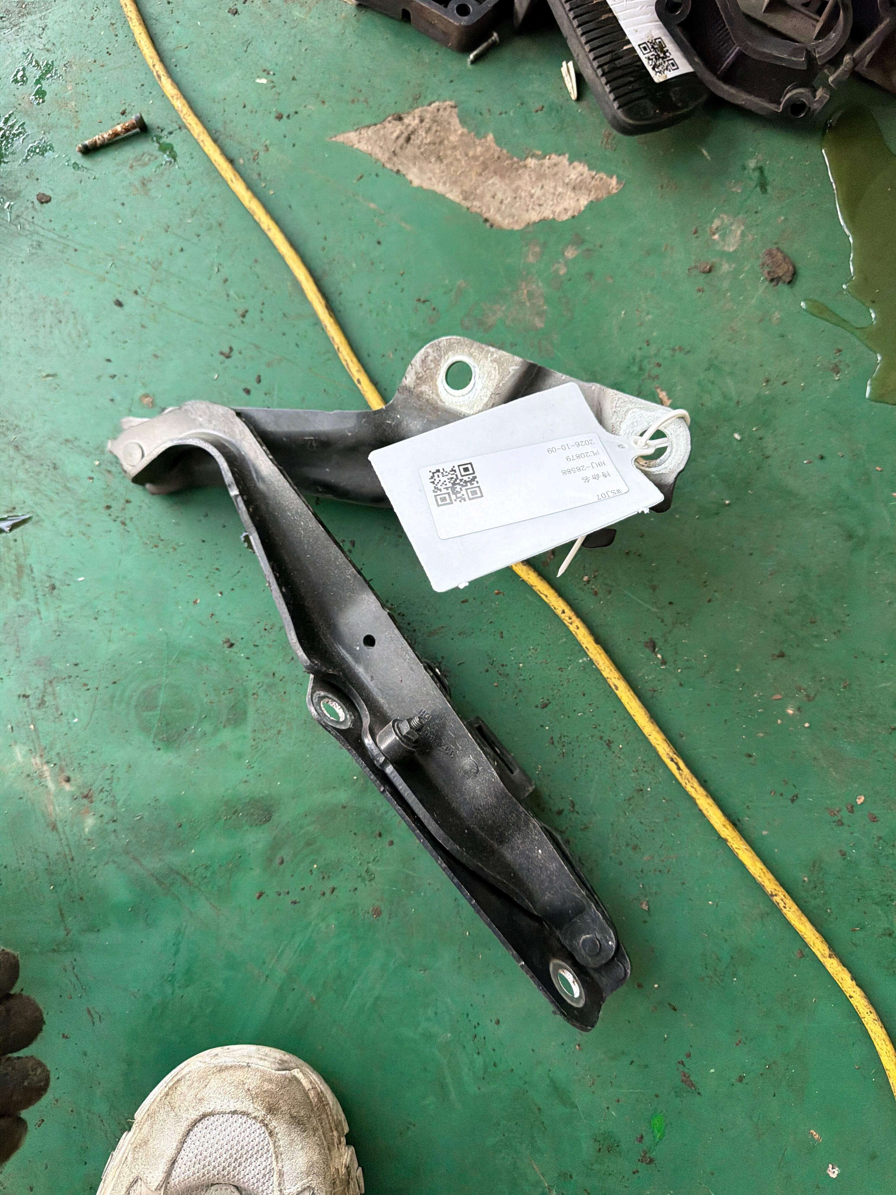 C2Z18560 Front Hood Hinge, Left