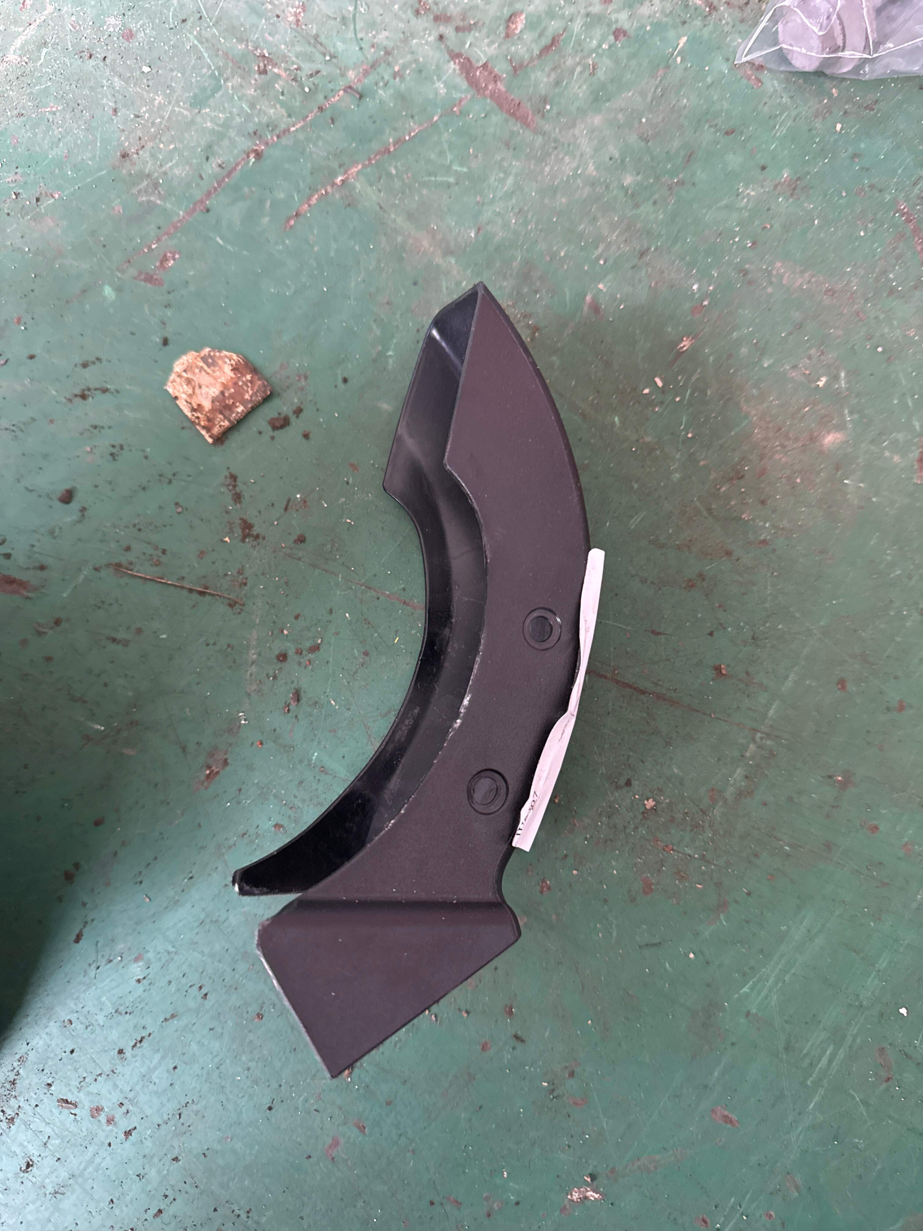 51497403758 尾盖铰链饰盖（右）