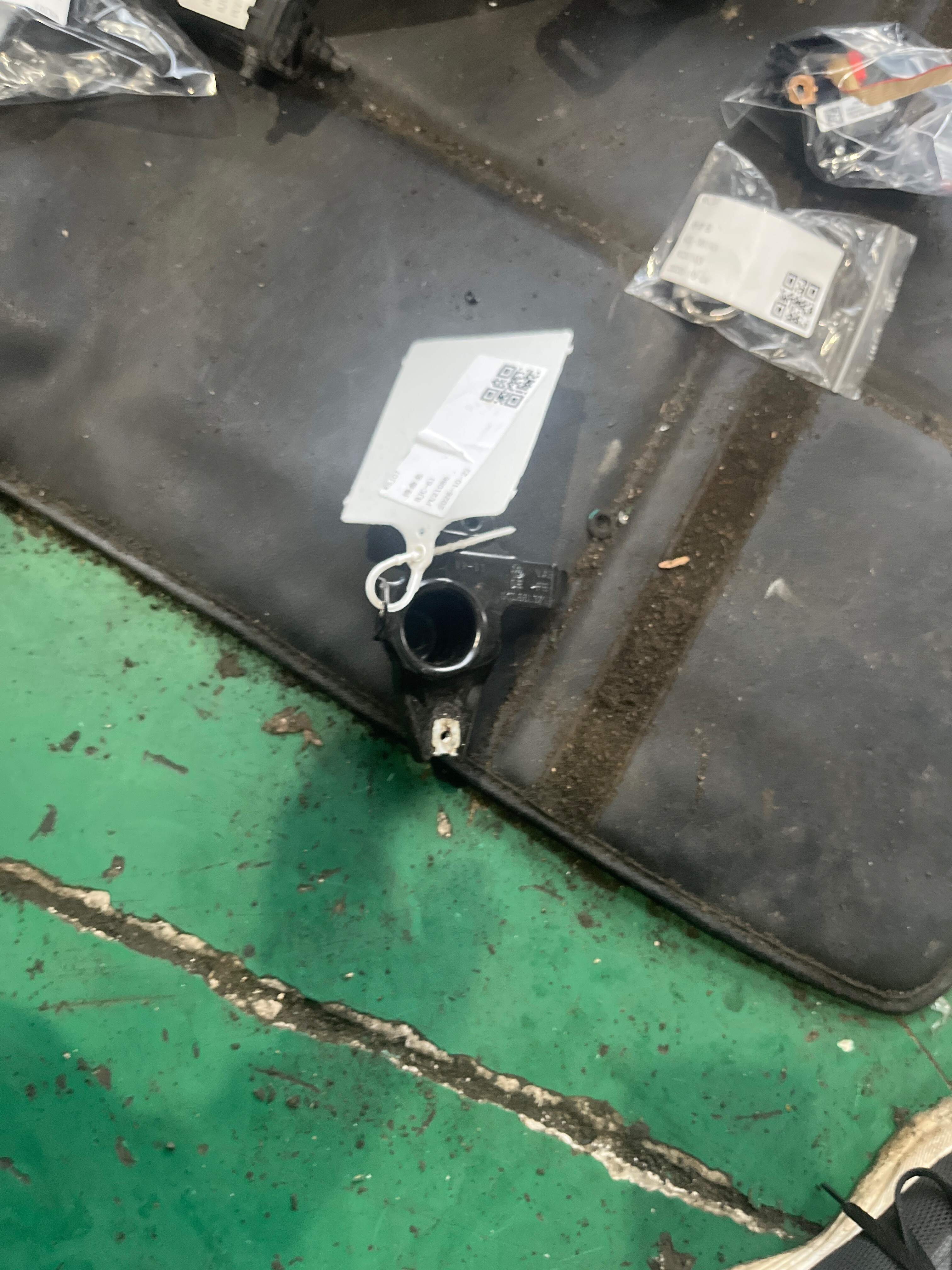 1K0861371B Rear Console Bracket