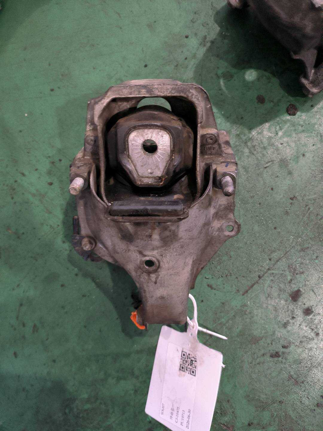 8R0198381B 发动机机脚胶(右)