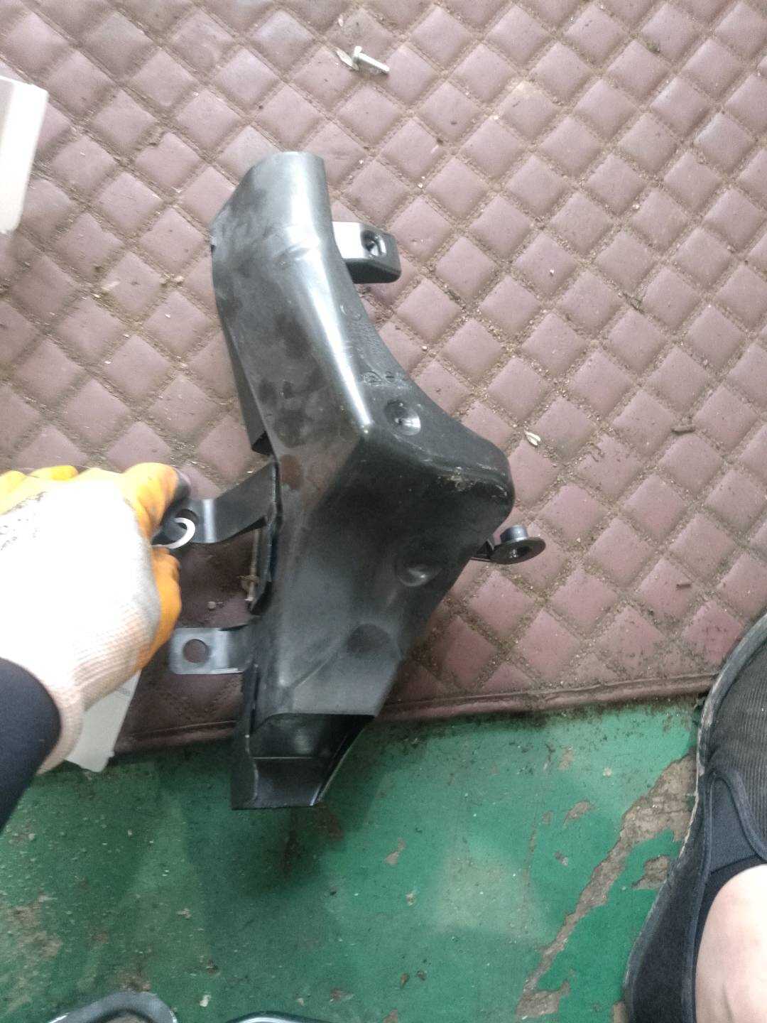 61139168423 右侧足跟垫板电缆盒