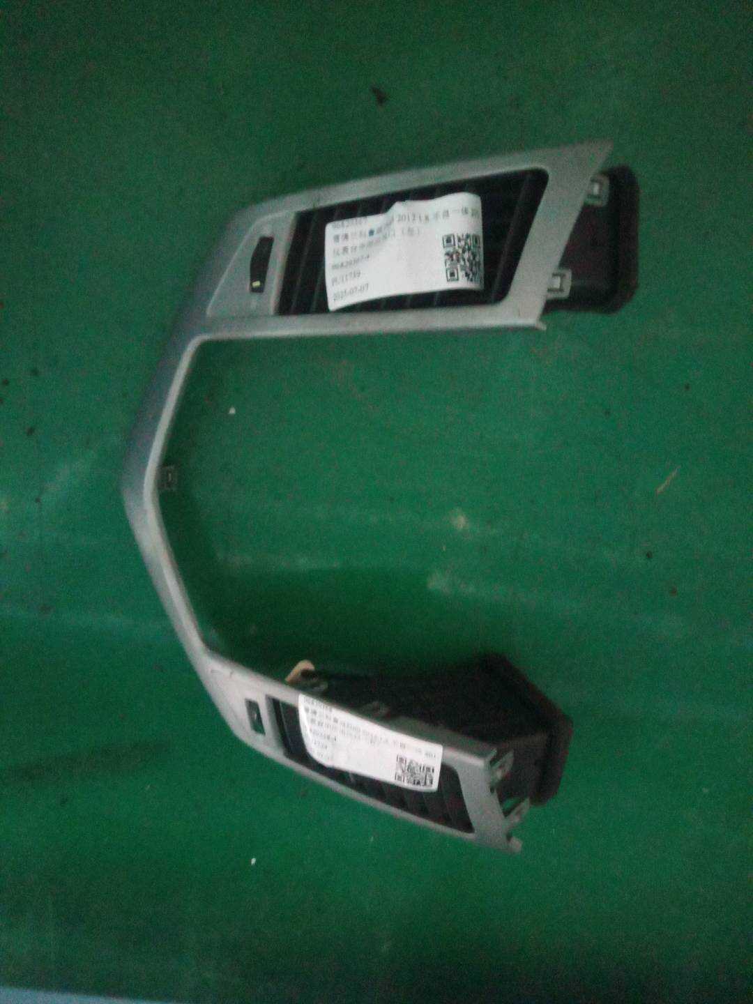 96829368 Dashboard Center Vent, Right