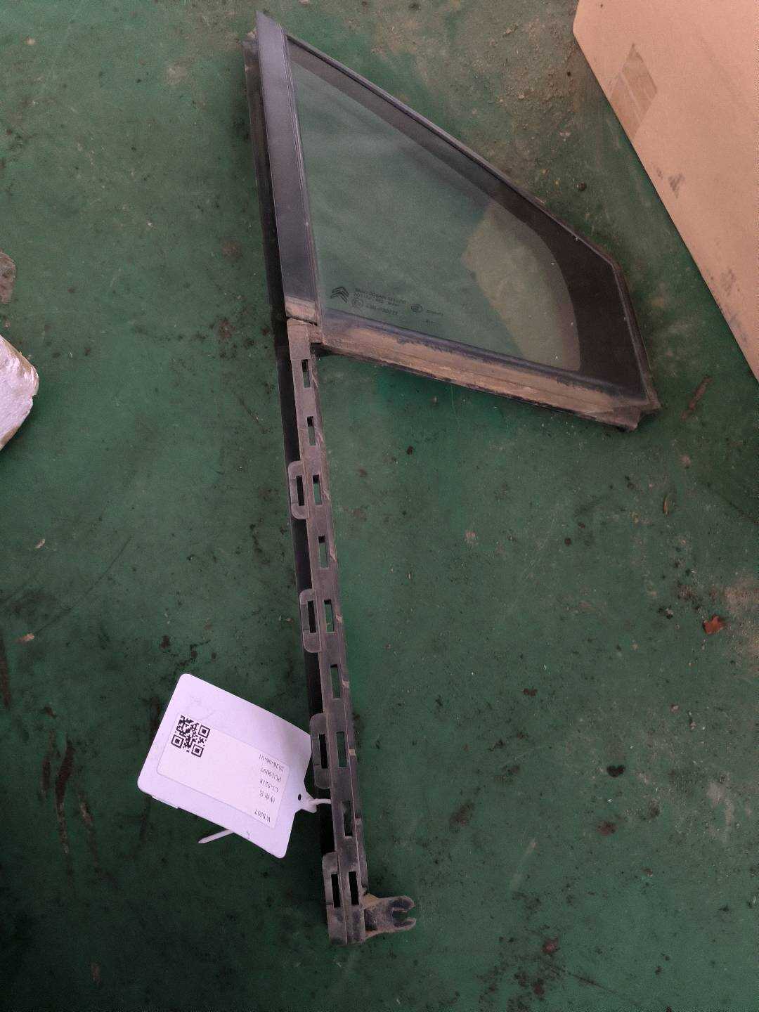 9676996080 前门三角玻璃(右)