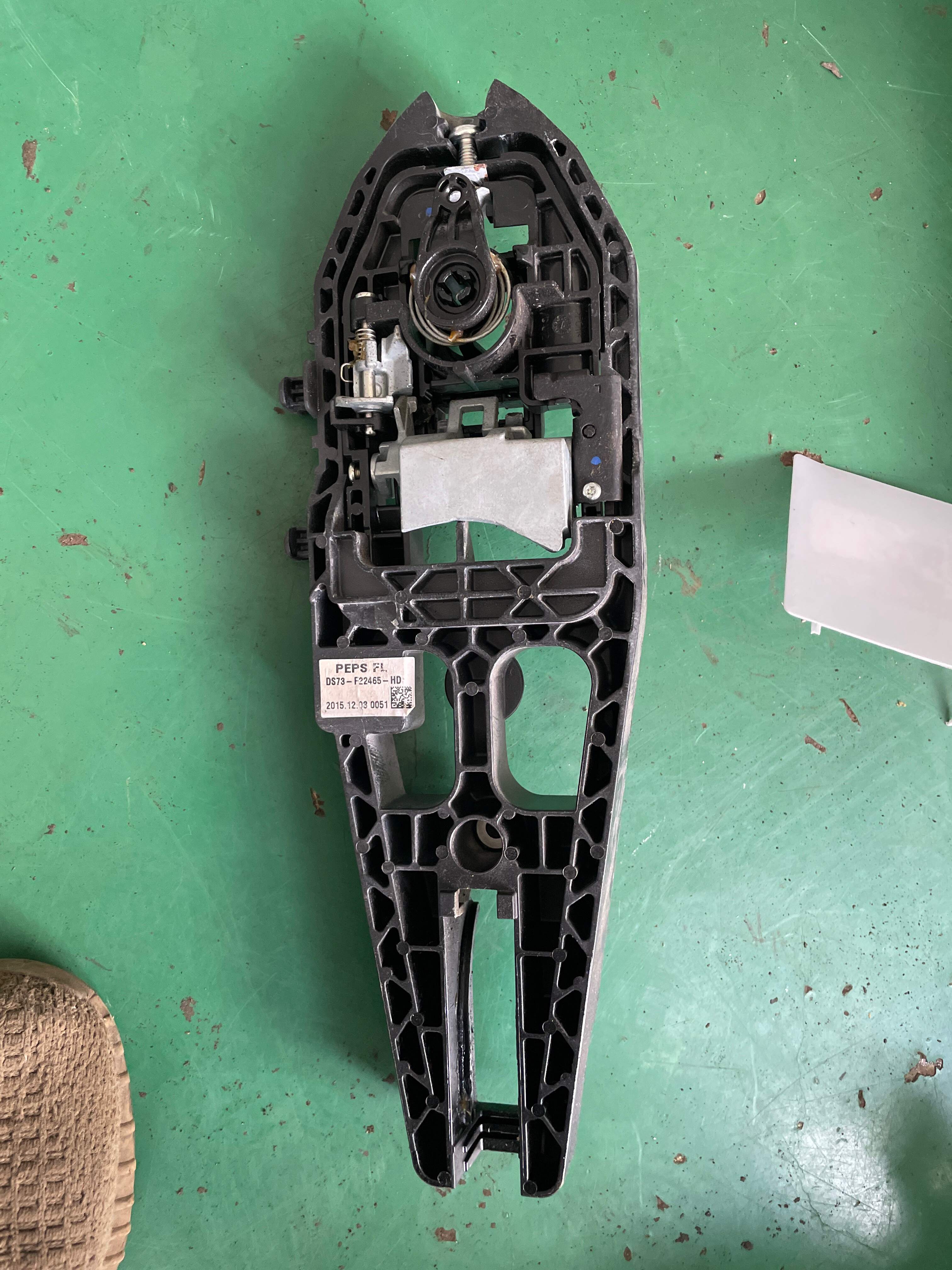 DS73F22465HD 前门外拉手固定框（左）