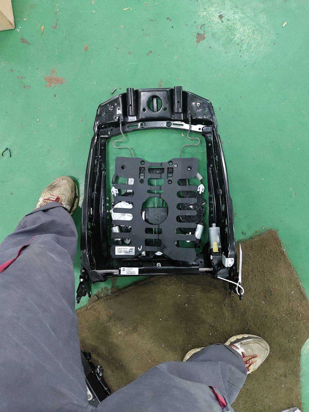 L8WD881046A Passenger Seat Backrest Frame