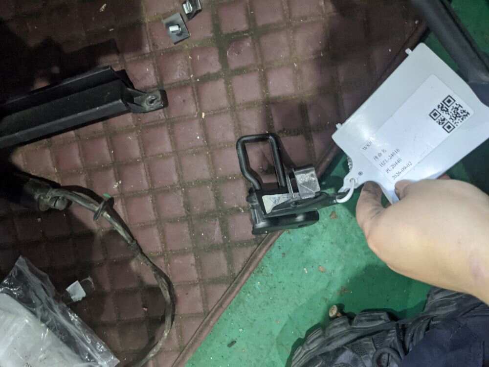 97052241200 后排座椅靠背锁销杆(右)