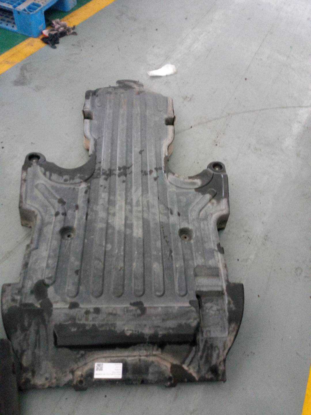 C2Z22529 发动机下护板
