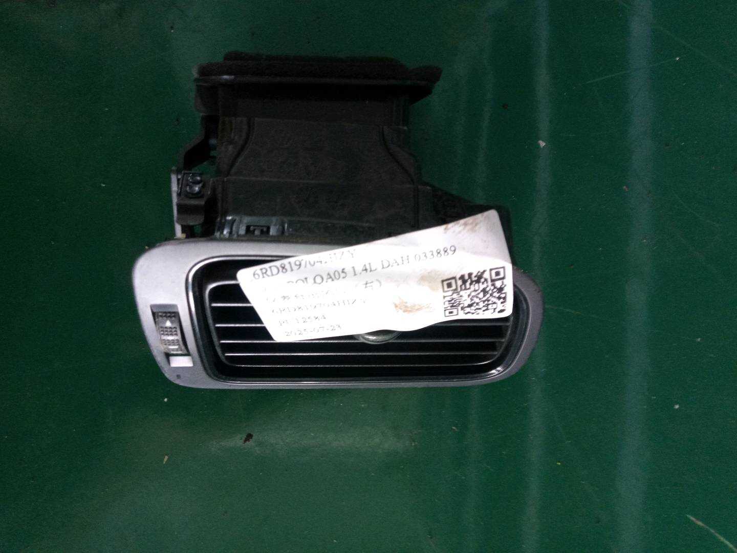 6RD819704HIZY Dashboard Vent, Right