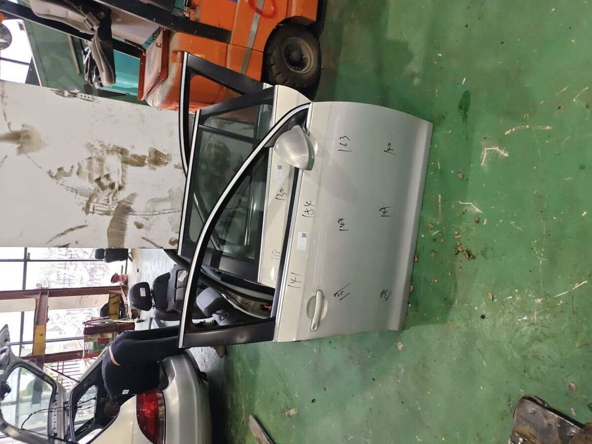 1K5831302AA Front Door Shell, Right
